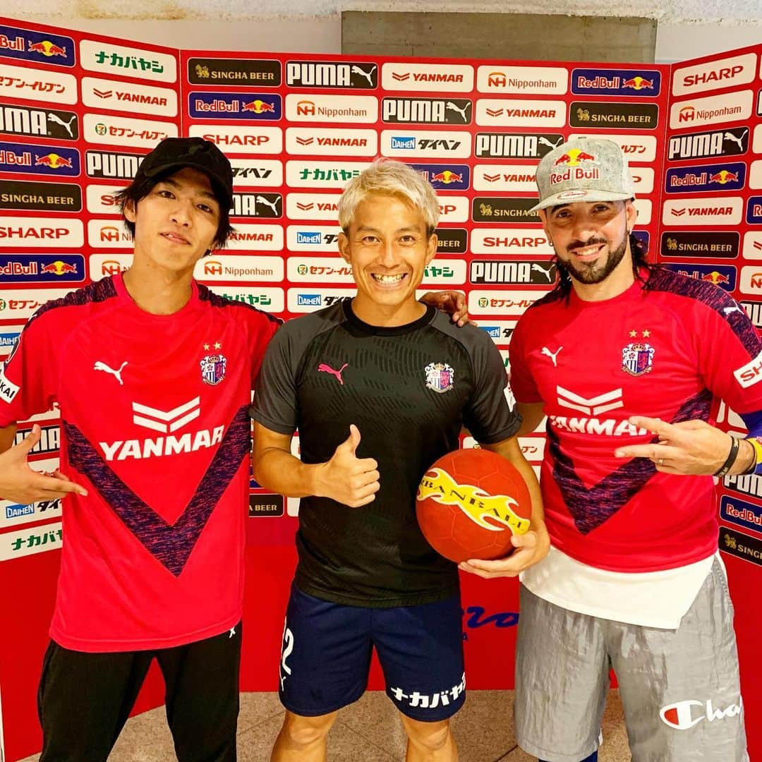 ショーン・ガルニエさんのインスタグラム写真 - (ショーン・ガルニエInstagram)「KICK IN FOR @cerezo_osaka with @redbulljapan ! 🔸 Really cool to give the ball of the match to the players ! What’s your bigger experience in a football game ? 🔸 🇫🇷 Super cool d’avoir donné le coup d envoi ici ai Japon d un match pro ! Quel est ton plus beau souvenir durant un match de football ? 🔸 #seangarnier #urbanballer #travel #japan #osaka #redbull #football #skills 📸 @sugurusaito26」9月2日 19時46分 - seanfreestyle