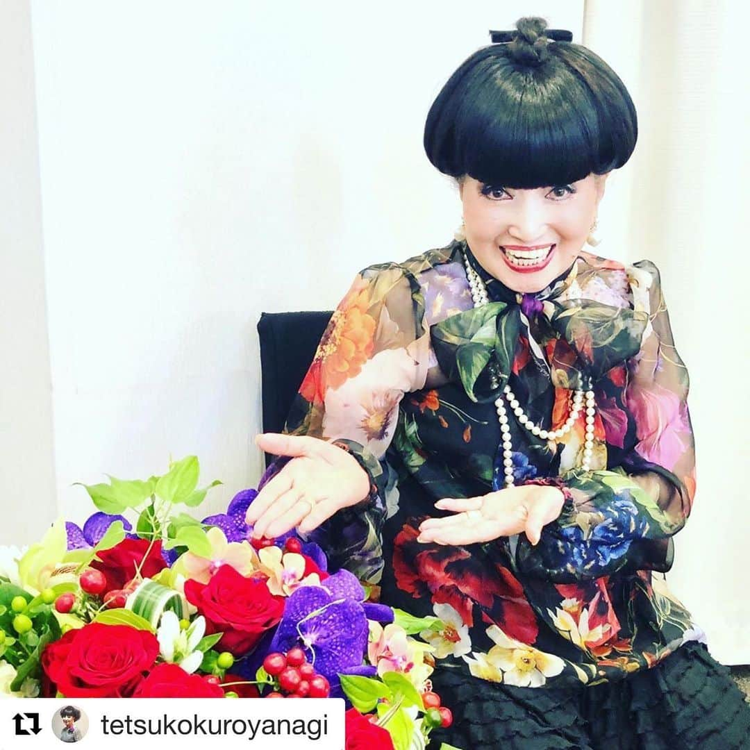 神田伯山さんのインスタグラム写真 - (神田伯山Instagram)「「徹子の部屋」に呼んでいただきました！ 放送日等の詳細は、決まり次第お知らせします  #Repost @tetsukokuroyanagi with @get_repost ・・・ 今日は、「徹子の部屋」本番3本。 ゲストの講談師 神田松之丞さんから、お花のプレゼント💕 偶然だけど、本番で着たブラウスみたい！ 松之丞さんは、100年に一度の天才と言われてる、講談界の大スター！ 私は、昔から講談が好きです。 番組の中でも、私のお願い(むちゃぶり？)を聞いてくださって、いくつかやっていただきました。 すごかった！」9月2日 19時47分 - matsunojo_hakuzan6