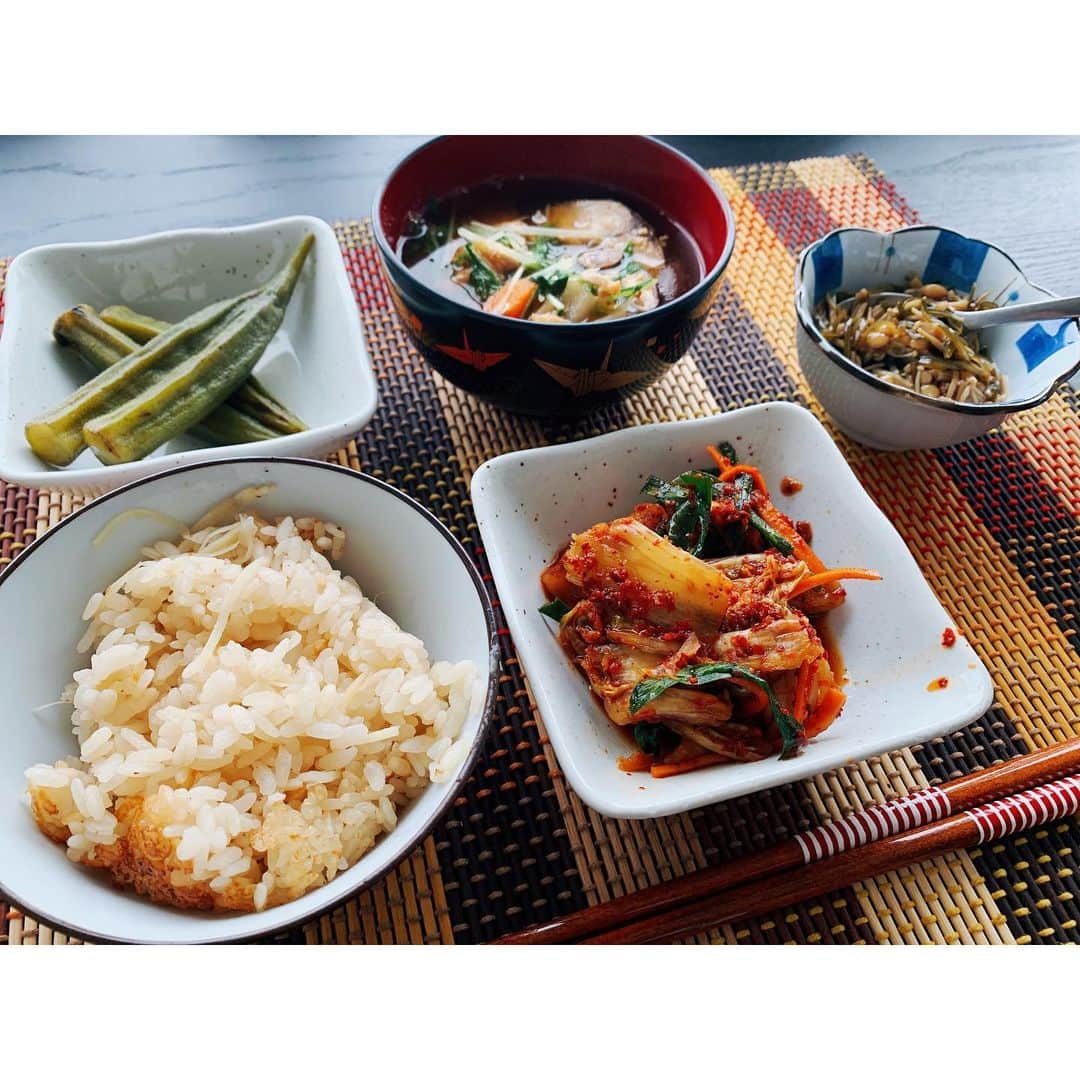 高原愛さんのインスタグラム写真 - (高原愛Instagram)「生姜ごはんに合わせて、鯖缶の味噌汁、オクラの出汁煮、手作りキムチ、なめ茸😋生姜ごはんの上になめ茸をのせて食べたのが本当に美味しかった〜😍✨また作ろう‼️ お味噌汁にDHAが豊富な鯖缶☺️魚の脂は美容にもダイエットにも健康面にもGood👍✨ #donabe#washoku#rice#yummy#cooking#lovecook#cooklover#homechef#selftreat#treatment#土鍋#かまどさん#長谷園#土鍋ごはん#新生姜#生姜ごはん#旬#季節もの#秋#炊き込みご飯#ごちそうさまでした#白米#炊きたてごはん#キムチ#自家製味噌#鯖缶#お箸が止まらない#愛ゴハン#😋#❤️」9月2日 19時41分 - ai_takahara_ai