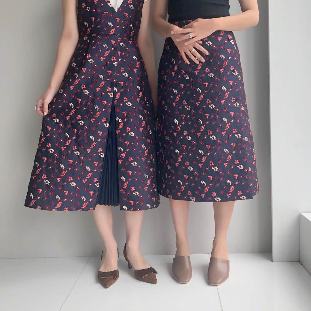 のインスタグラム：「【2019 autumn】﻿ ﻿ とっておきの時に着たくなる🥀✔️﻿ ﻿ ▶アイテムの購入は画面をタップ♪﻿ ﻿ #agbyaquagirl #agバイアクアガール #エージーバイアクアガール」