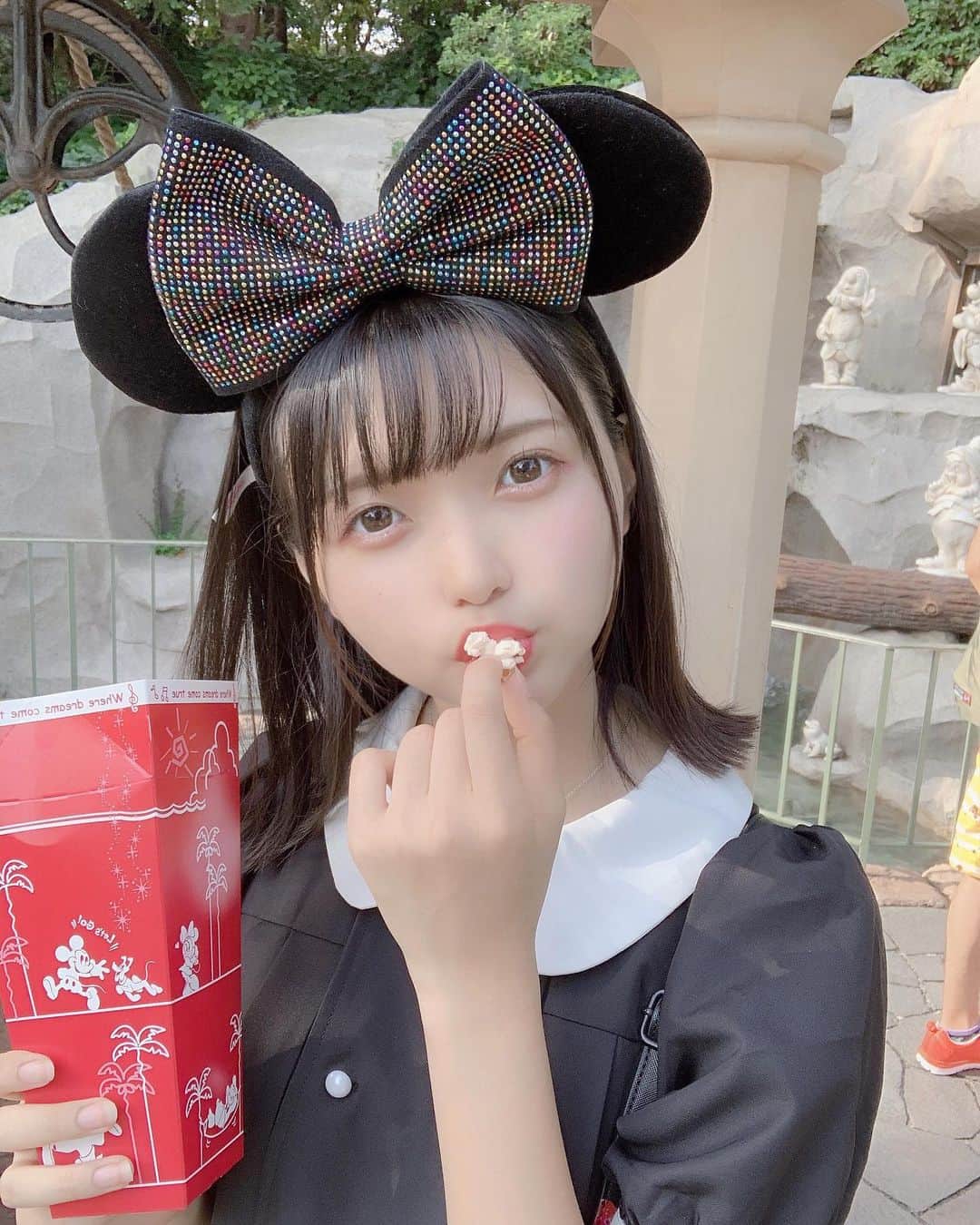 森下かのんさんのインスタグラム写真 森下かのんinstagram タグ出てた あ ポップコーンは断然しょうゆバター派です ディズニー ディズニーランド Tokyodisneyland カチューシャヘア カチューシャコーデ 白黒コーデ 黒ワンピース