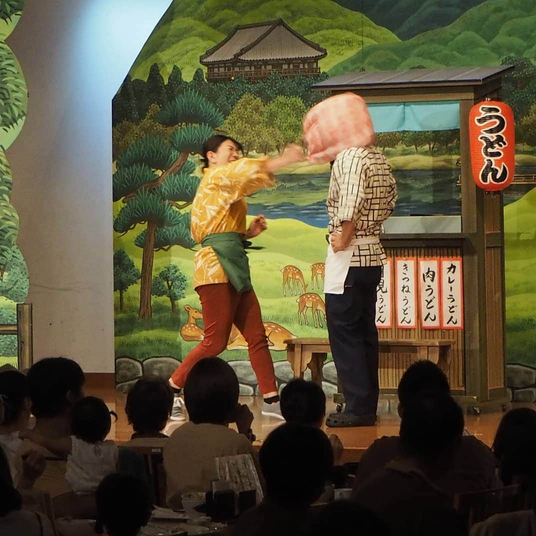 太田芳伸のインスタグラム：「殺人現場です。 僕の首から上を服部ひで子ちゃんがぶっ飛ばす 新喜劇でした。  久々の奈良健康ランド楽しかったなぁ🎵  奥重リーダーが暴れ倒すので、全員汗だく。 この２日間で測ったら三キロ痩せてました。  今週は９月３日(火)～９月９日(月)まで NGKにてすっちー座長の週に出てますので 見に来てね！ 見に来てねーーー！ 見ーにー来ーてーねーーー！ そこのいいね👍せずにスルーしてる君！！！」