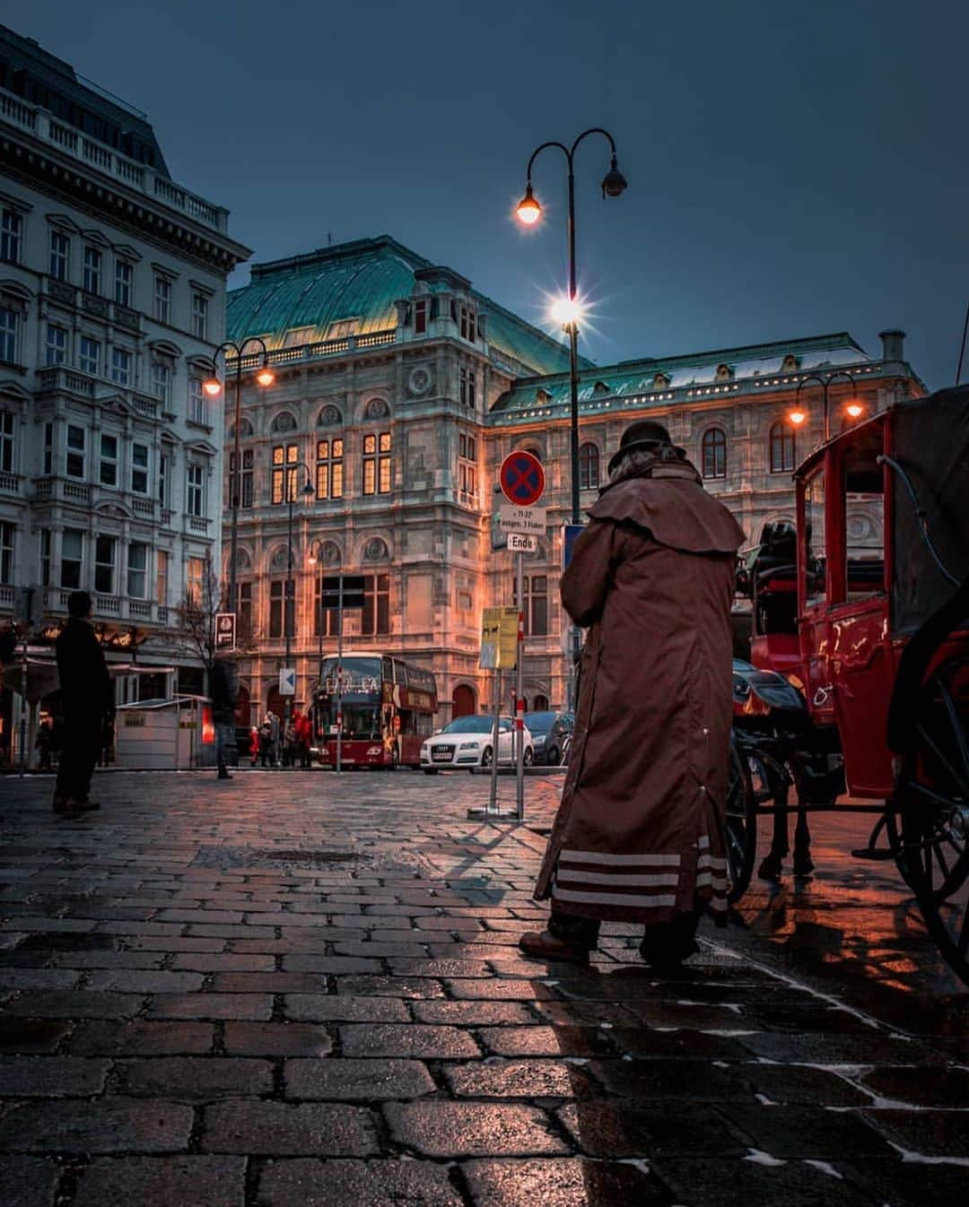 Wien | Viennaさんのインスタグラム写真 - (Wien | ViennaInstagram)「Vienna is starting the first week of September with a little rain, which is not too bad, because then we can appreciate photos like these by @mirasaria! Don‘t they look like straight from a movie? The Vienna State Opera never ceases to amaze use. How‘s the weather at your place? ☔️💫 by @mirasaria #ViennaNow」9月2日 18時14分 - viennatouristboard