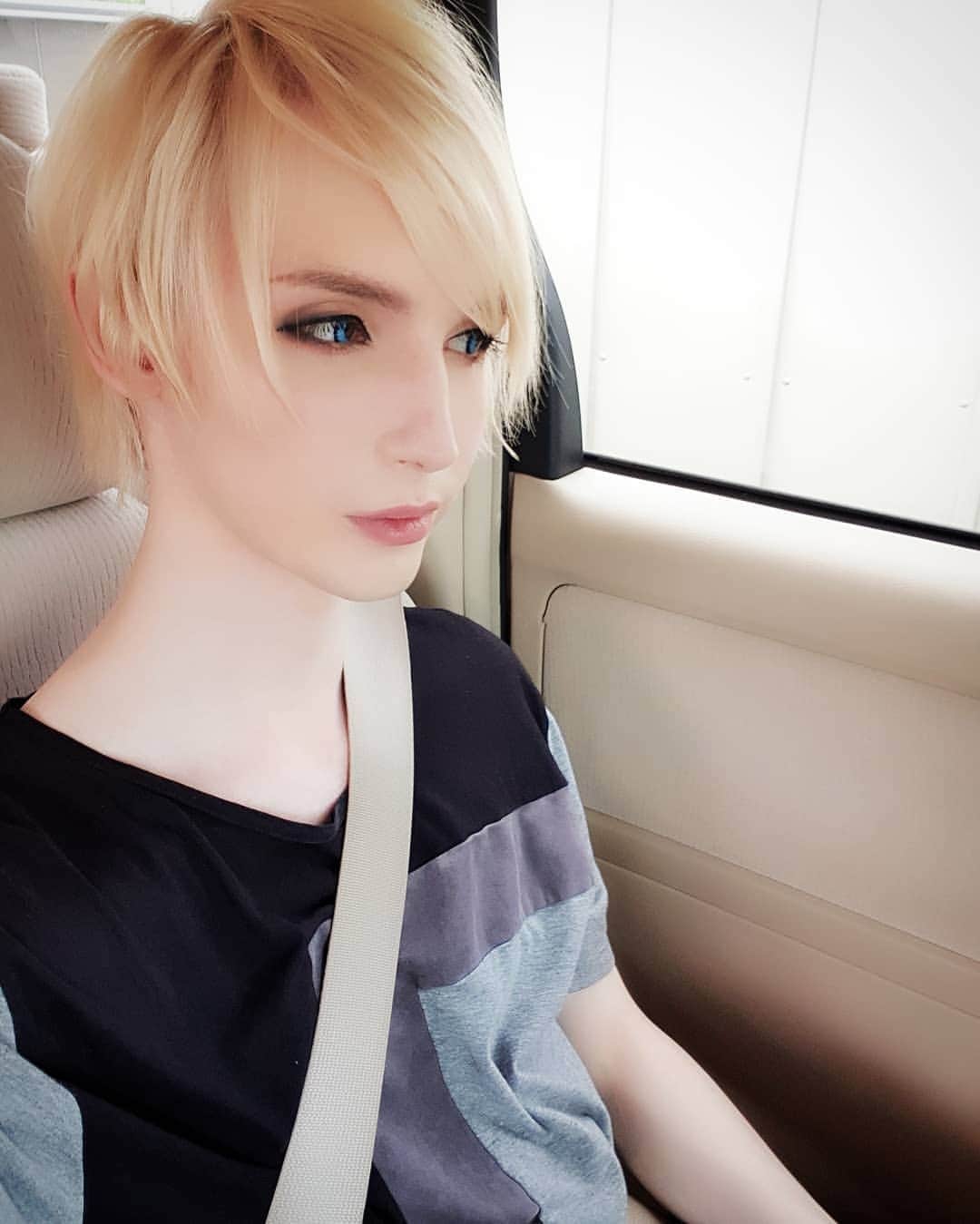YOHIOのインスタグラム：「Busy busy...⁣ ⁣ How's your week going? 🌞⁣ ⁣⁣ #YOHIO #Tokyo #hardwork #artist」