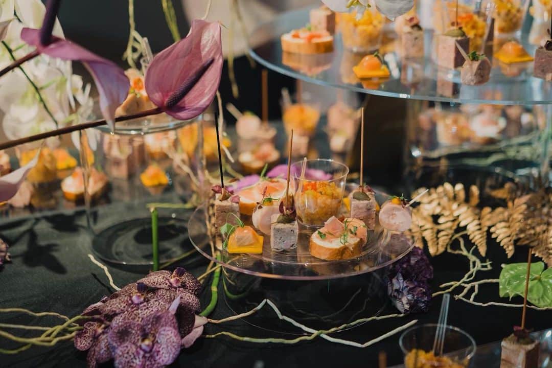 のインスタグラム：「.﻿ 「IDEO TOKYO Office」1st Anniversary Party﻿ ﻿ ﻿ IDEO様のTOKYO Office1周年パーティーのテーマは「ALL THAT JAZZ」﻿ ﻿ バンドがJAZZを奏でる中、FOODやお酒を片手に、カジュアルにコミュニケーションを楽しむ大人のPARTYに合わせ、GOLD＆BLACKをベースカラーに、フィンガーフードのブッフェやフォトブース、ドリンクカウンターをつくらせていただきました。﻿ ﻿ ﻿ 【MENU】﻿ ・鮭のテリーヌ 柚子と昆布のジュレ﻿ ・鶏肉のバロティーヌ 柑橘の香り﻿ ・パテ﻿ ・シーフードパエリア﻿ ・生ハム＆クリームチーズ＆セミドライトマトのオープンサンド﻿ ﻿ ﻿ ﻿ Photo by @ayatoozawa  Art Direction by @0130nao and @wsomeya  Flower by﻿ @shigeru_abe_florist ﻿ ﻿ ﻿ follow us!﻿ @crazy_kitchen_insta」