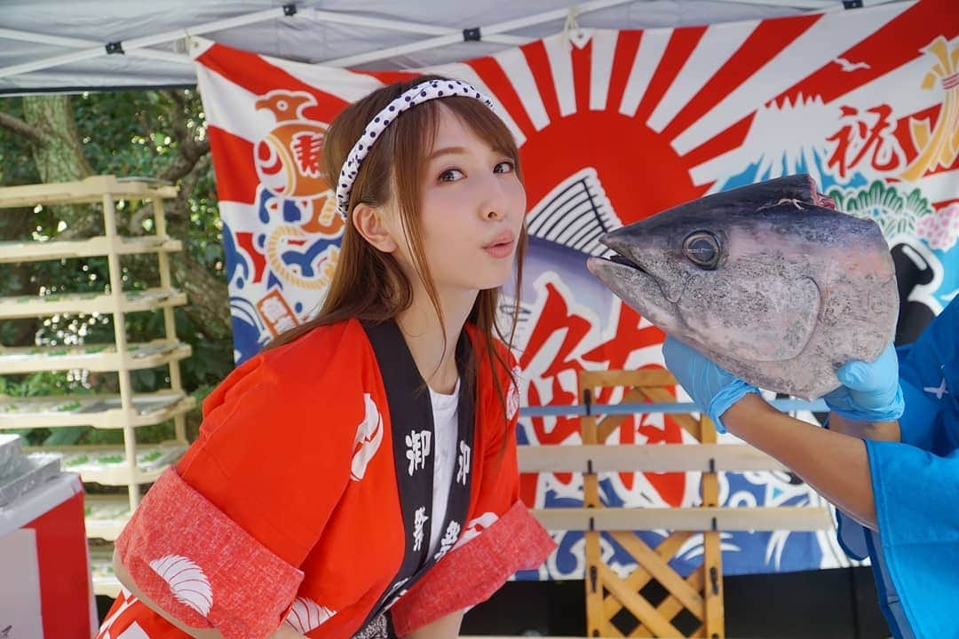 希崎ジェシカさんのインスタグラム写真 - (希崎ジェシカInstagram)「マグロWithジェシー🐟. . 最高に楽しかったし. 美味しかった😋🍴. . こんな大きなマグロ持ったの初めて🔰 . . 会いに来てくれた皆様 協賛して下さった皆様 本当に本当に ありがとうございました🍀. . . #ジェ神祭 #11周年 #マグロ解体ショー #夏の思い出 #ビビり顔がひどい #マグロ20キロ #希崎さん引退後は解体ショーに弟子入りか？ #ジェシざんまい #法被 #tuna #followme #Japanesegirl」9月2日 18時26分 - kizaki_jessica