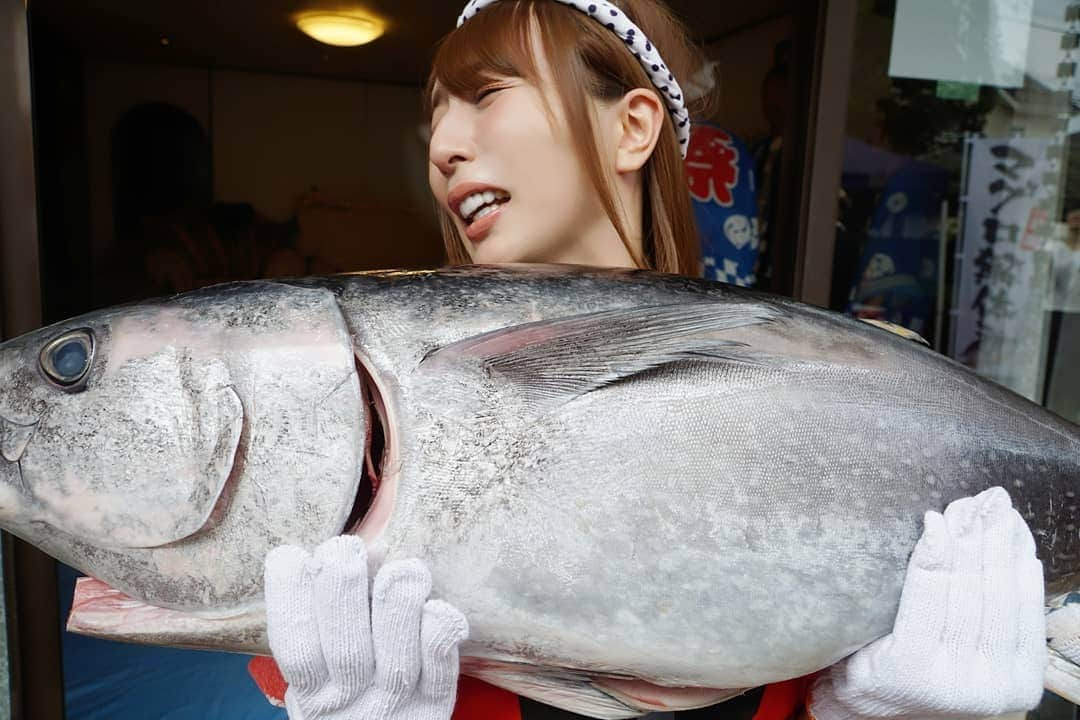 希崎ジェシカさんのインスタグラム写真 - (希崎ジェシカInstagram)「マグロWithジェシー🐟. . 最高に楽しかったし. 美味しかった😋🍴. . こんな大きなマグロ持ったの初めて🔰 . . 会いに来てくれた皆様 協賛して下さった皆様 本当に本当に ありがとうございました🍀. . . #ジェ神祭 #11周年 #マグロ解体ショー #夏の思い出 #ビビり顔がひどい #マグロ20キロ #希崎さん引退後は解体ショーに弟子入りか？ #ジェシざんまい #法被 #tuna #followme #Japanesegirl」9月2日 18時26分 - kizaki_jessica