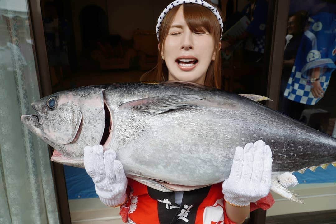 希崎ジェシカさんのインスタグラム写真 - (希崎ジェシカInstagram)「マグロWithジェシー🐟. . 最高に楽しかったし. 美味しかった😋🍴. . こんな大きなマグロ持ったの初めて🔰 . . 会いに来てくれた皆様 協賛して下さった皆様 本当に本当に ありがとうございました🍀. . . #ジェ神祭 #11周年 #マグロ解体ショー #夏の思い出 #ビビり顔がひどい #マグロ20キロ #希崎さん引退後は解体ショーに弟子入りか？ #ジェシざんまい #法被 #tuna #followme #Japanesegirl」9月2日 18時26分 - kizaki_jessica