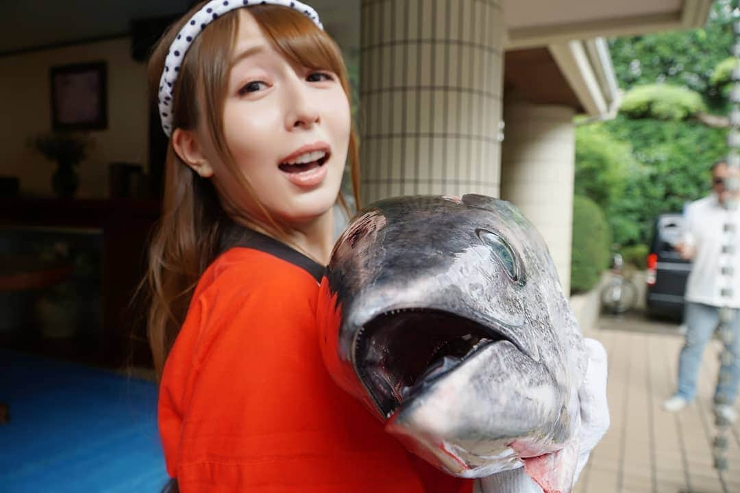 希崎ジェシカさんのインスタグラム写真 - (希崎ジェシカInstagram)「マグロWithジェシー🐟. . 最高に楽しかったし. 美味しかった😋🍴. . こんな大きなマグロ持ったの初めて🔰 . . 会いに来てくれた皆様 協賛して下さった皆様 本当に本当に ありがとうございました🍀. . . #ジェ神祭 #11周年 #マグロ解体ショー #夏の思い出 #ビビり顔がひどい #マグロ20キロ #希崎さん引退後は解体ショーに弟子入りか？ #ジェシざんまい #法被 #tuna #followme #Japanesegirl」9月2日 18時26分 - kizaki_jessica