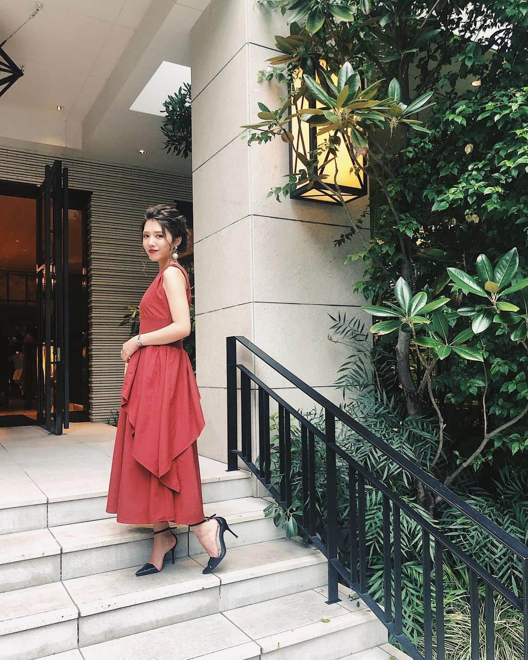 のインスタグラム：「ㅤㅤㅤㅤㅤㅤㅤㅤㅤㅤㅤㅤㅤ 昨日の結婚式コーデ🥰 DMでのお問い合わせたくさんで、ありがとうございます🥺 ㅤㅤㅤㅤㅤㅤㅤㅤㅤㅤㅤㅤㅤ ワンピは @leoryxebloa_official 👗💗 ㅤㅤㅤㅤㅤㅤㅤㅤㅤㅤㅤㅤㅤ この絶妙なブラウンオレンジがかわいくて一目惚れ🍊 ㅤㅤㅤㅤㅤㅤㅤㅤㅤㅤㅤㅤㅤ 普段使いでもいっぱい着よう🐻❤️ ㅤㅤㅤㅤㅤㅤㅤㅤㅤㅤㅤㅤㅤ #結婚式コーデ #結婚式ヘアセット  #leoryxeblóa」