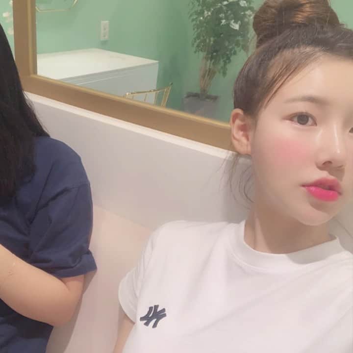 hyeriのインスタグラム：「하루종일 언니뒤를 졸졸👣👣👣 언니랑하루종일 돌아다니는날은 손에꼽는데......사진은 절대 안찍는데😭😭😭😭같이좀 찍지... 아침부터 삼겹살먹구 피부샵가서 아주 당황스러운 마사지받고 까페두가고 집가서 아빠랑뽀뽀도 하고 집옴💋 담에 또 대이튜하자#자매#데이트#고기#피부샵#양씨#부천#상동」