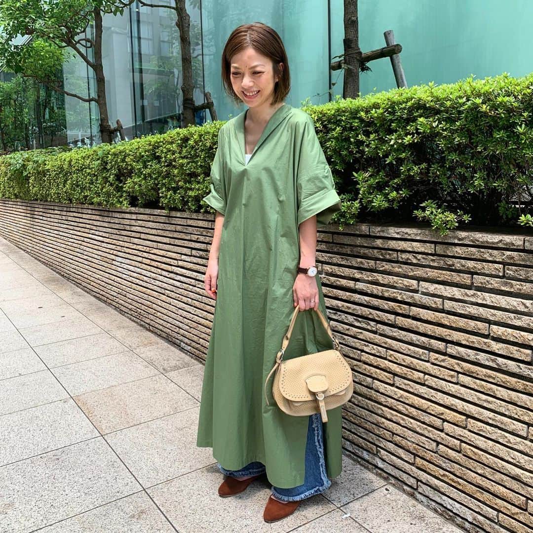 のインスタグラム：「スタッフが愛用する＜フォンタナ ミラノ 1915＞の私物バッグをご紹介！ ウィメンズバイヤーは、やわらかな上質レザー全面にスタッズをあしらった“ミモザ”をチョイス。「落ち着いたカラーにスタッズでアクセントを効かせたバッグは、どんなコーディネートにもマッチ。お財布や携帯・ポーチなどが入るほど良いサイズ感で、日常づかいにぴったりです。」 #fontanamilano1915 #XO #exclusive #bag #italy #milano #fashion #coordinate #style #フォンタナミラノ1915 #バッグ #イタリア #ファッション #コーディネート #トートバッグ #バーニーズニューヨーク #barneysjapan #FONTANAxBNY」