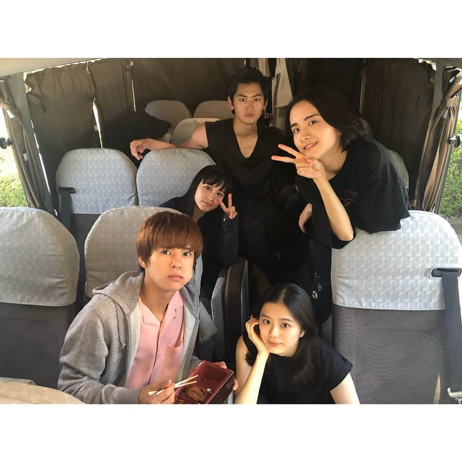 紺野彩夏さんのインスタグラム写真 - (紺野彩夏Instagram)「ロスですね〜 いつも会ってたみんなに会えなくなるの寂しいなって最近になってとっても思います、 オフショット載せとこ☺︎ りひかわいいわ、やっぱり」9月2日 18時35分 - ayaka_konno_official