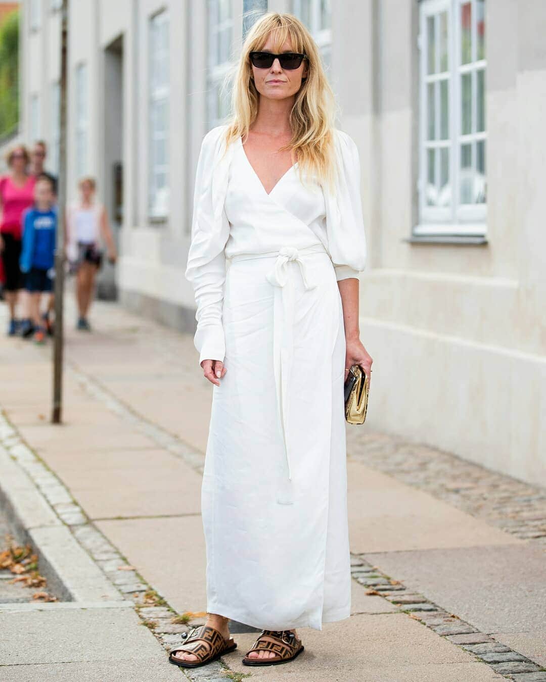 PORTER magazineさんのインスタグラム写真 - (PORTER magazineInstagram)「The white dress is this season’s go-to – and a must-have for every wardrobe. For more inspiration from the street style crowd follow the#linkinbio. 📸: GettyImages」9月2日 18時45分 - portermagazine