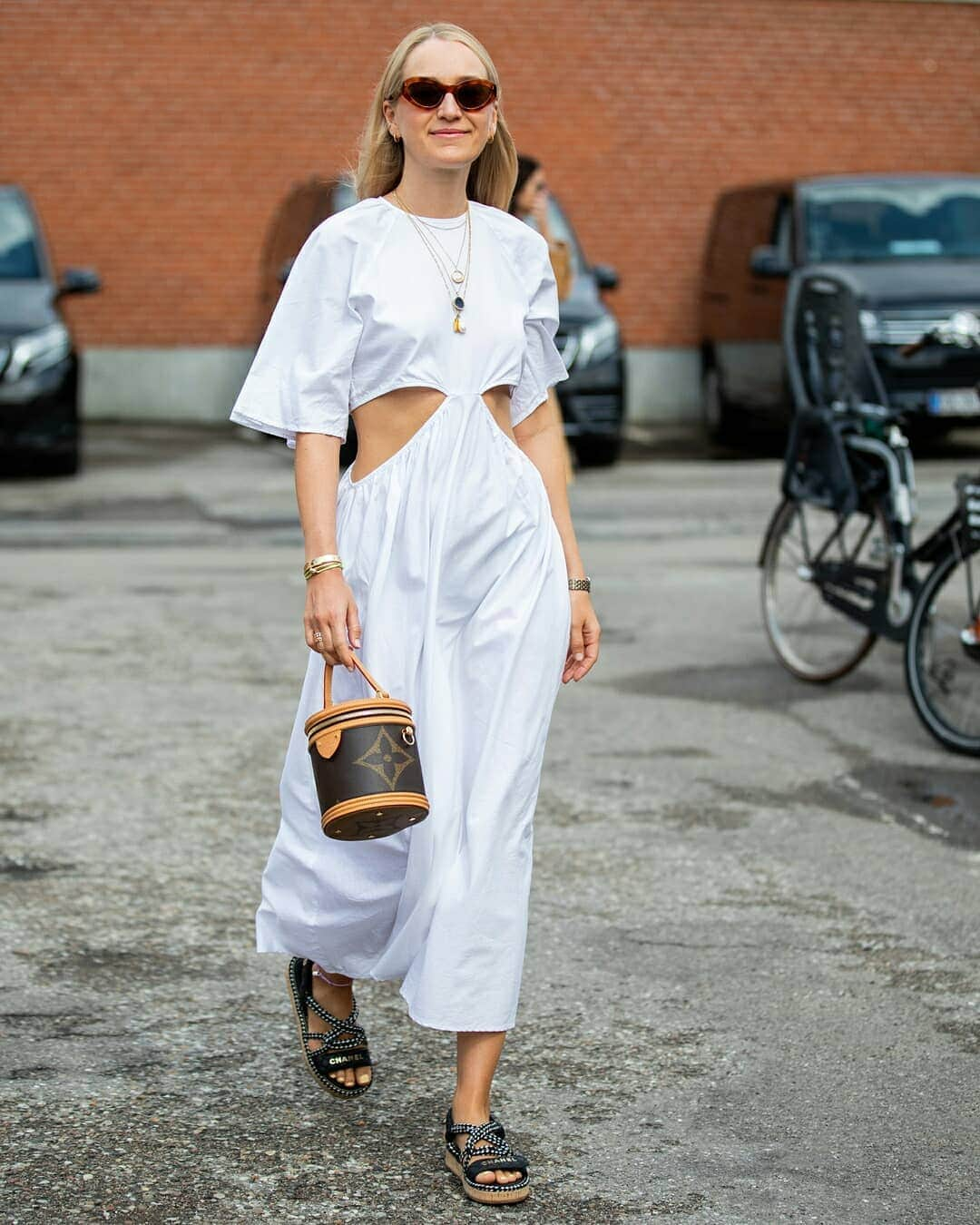 PORTER magazineさんのインスタグラム写真 - (PORTER magazineInstagram)「The white dress is this season’s go-to – and a must-have for every wardrobe. For more inspiration from the street style crowd follow the#linkinbio. 📸: GettyImages」9月2日 18時45分 - portermagazine