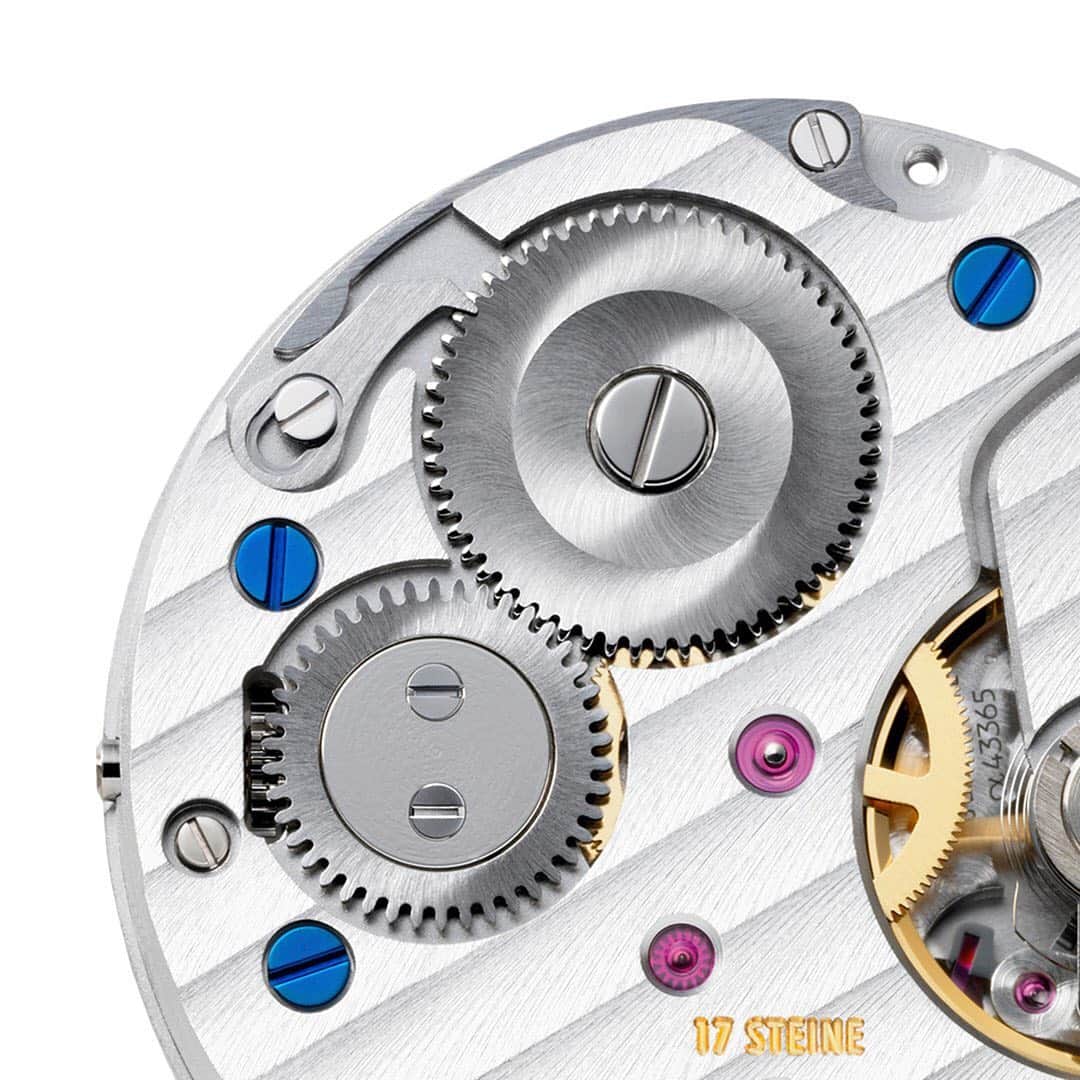 のインスタグラム：「One of the best things about NOMOS watches is hidden inside the caliber: the Glashütte stopwork, part of the winding mechanism. In contrast to the Swiss-made winding systems, this jumper spring has a long, flowing form.  #nomos #nomosglashuette #watch #watches #watchmaking #watchmaker #handmade #craftsmanship #watchesofinstagram #watchlove #watchmania #watchfam #glashutte #clock #horology #timepiece #timepieces #watchmovement #mechanicalwatch #mechanicalwatches」