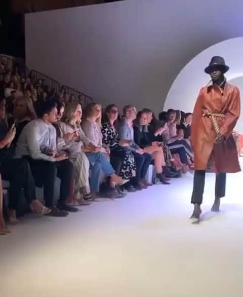 マーティン グラントのインスタグラム：「MARTIN GRANT at Melbourne Fashion Week. @melbfashionweek @emilywardstylist @christineaccessories @adutakech @louboutinworld」