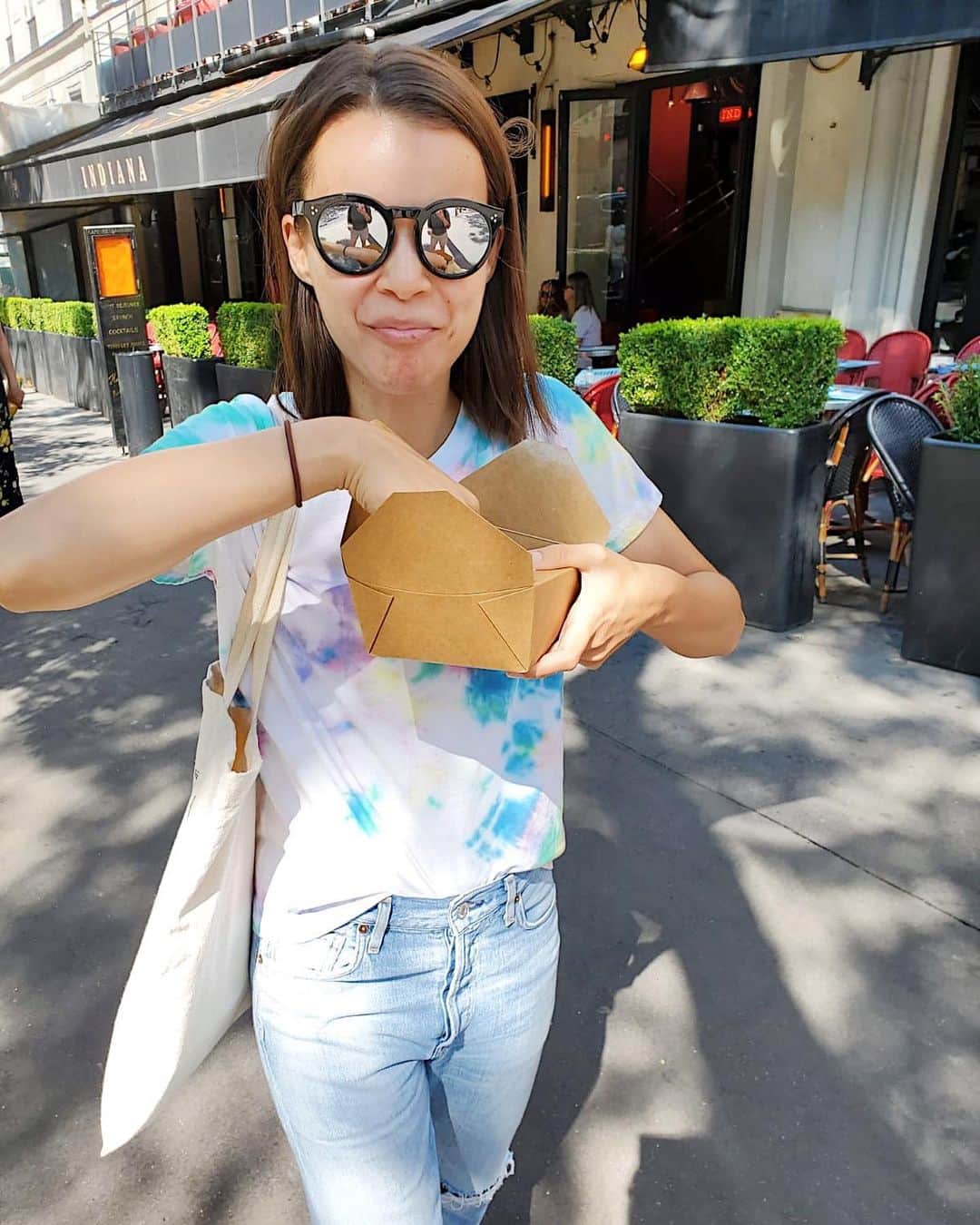 のインスタグラム：「*arrives in Paris and immediately eats a croissant* 🥐」