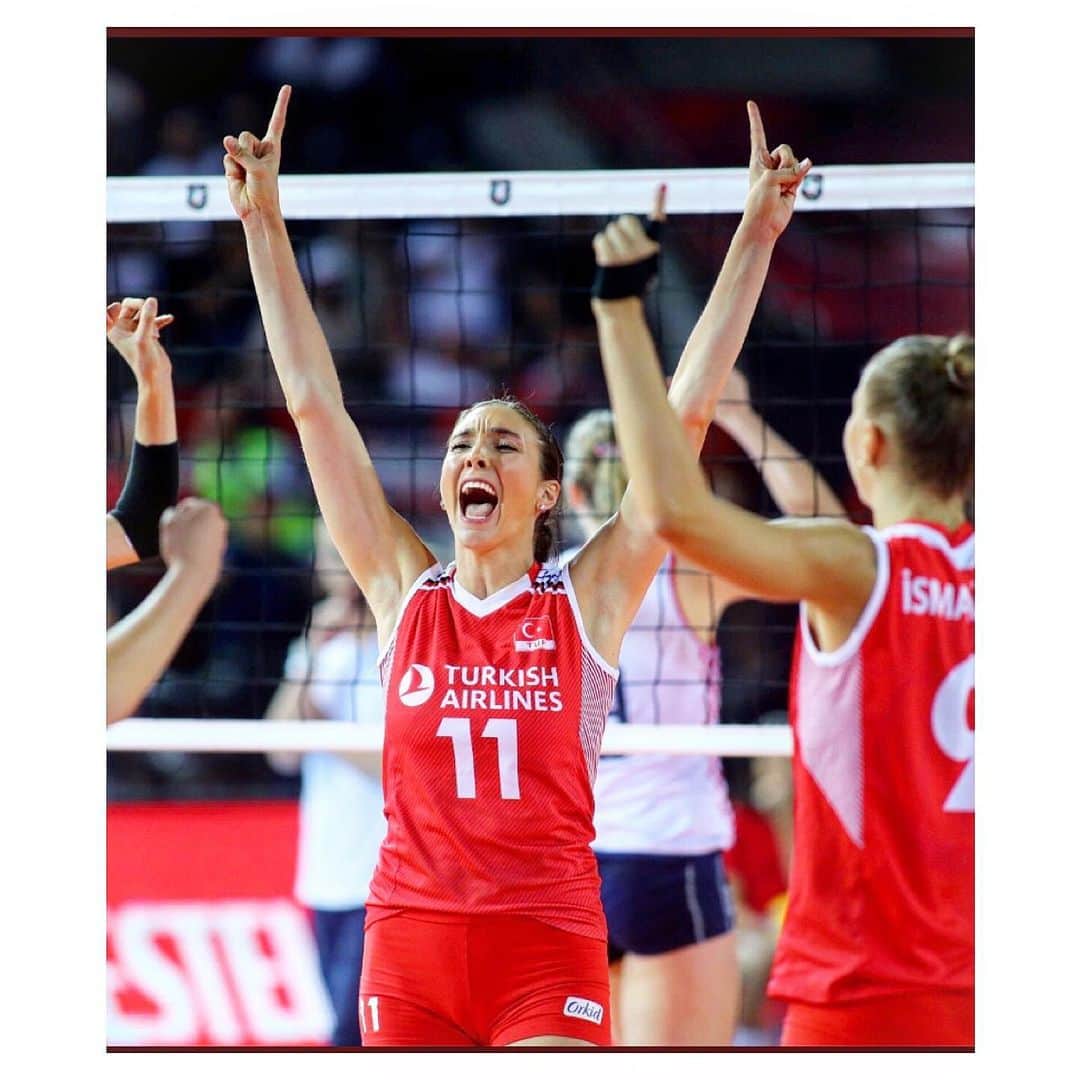 ナズ・アイデミルのインスタグラム：「☝🏼🇹🇷 #DoğandaVar #EuroVolleyW #EuroVolley」