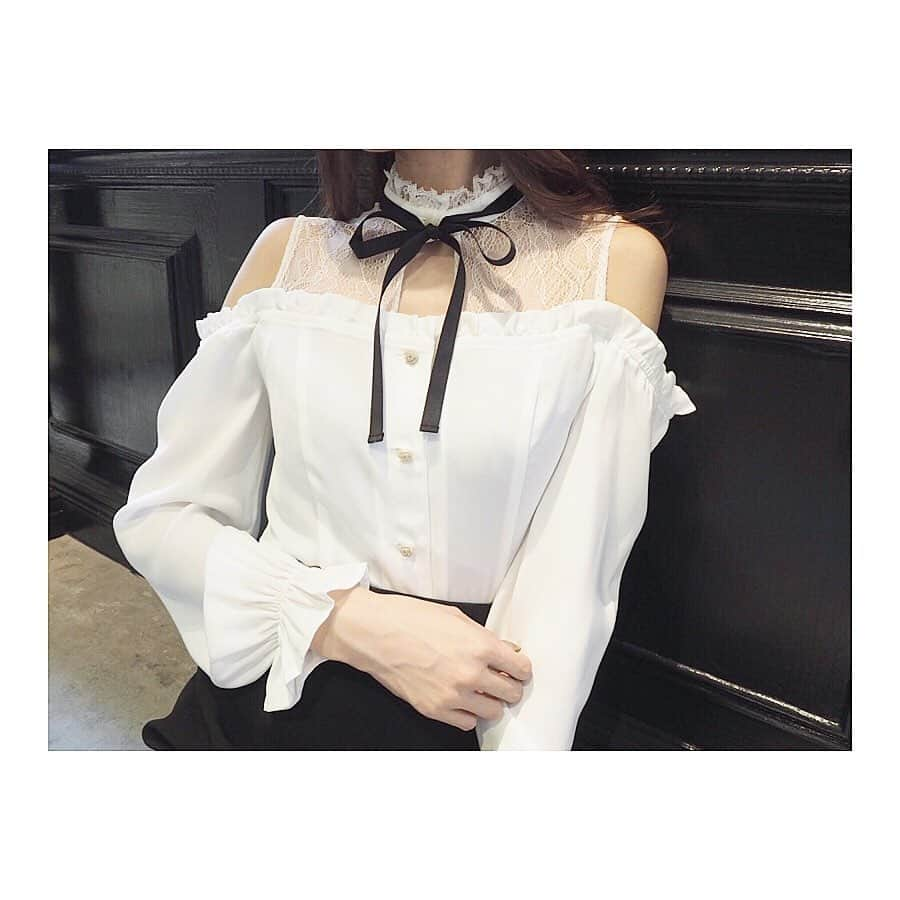 EATMEさんのインスタグラム写真 - (EATMEInstagram)「9.2 update... #EATME #SEPTEMBER #NEW #ITEM #🌹 ブラウス➡︎ 9.3発売予定(原宿本店・梅田エスト店)、9.5発売予定(WEB STORE) . TOP画面のURLからEATME WEB  STOREをCHECK💁🏻‍♀️ @eatme_japan . レースコンビオープンショルダーブラウス（ #BLOUSE ） ¥9,000（＋tax） COLOR🎨:BLU.O/WHT.BLK SIZE📐:FREE . #EATME_CODE #eatmejapan #イートミー #fetishmode #2019aweatme #VINTAGEAFTERNOONTEA #益若つばさ #tsubasamasuwaka #fashion #japan #tokyo #harajuku #osaka #umeda #原宿 #大阪 #梅田エスト #instagood #like4like」9月2日 18時53分 - eatme_japan