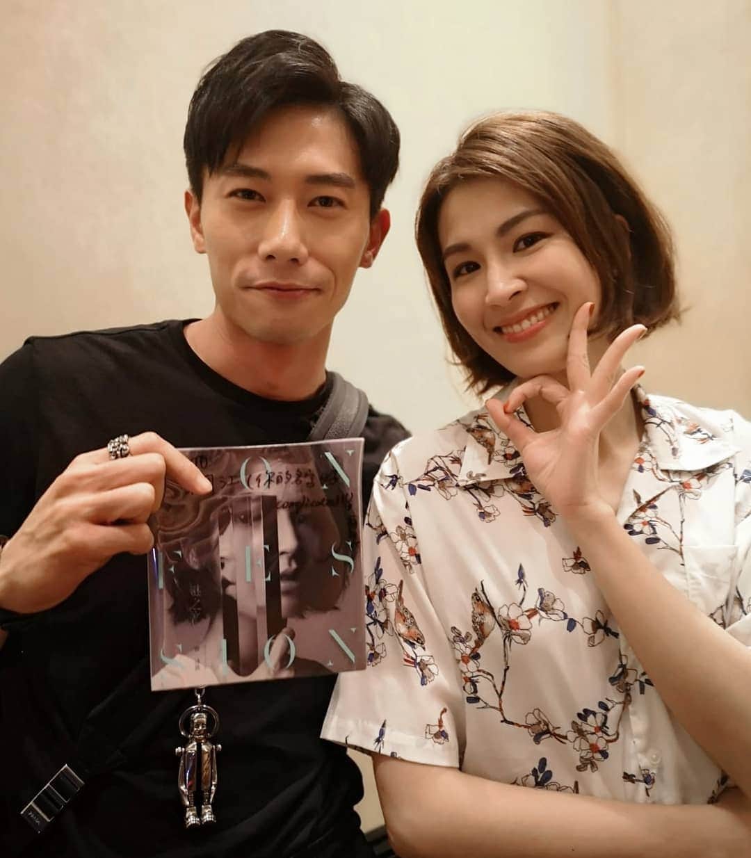 デスモンド・タンのインスタグラム：「2007年她在《星光》比赛，我在《才华》比赛。那时就觉得她唱歌很棒，个性很真，人很可爱。没想到12年后会在同一部戏。虽然这次没机会对到戏，但来日方长以后一定还有机会的。看到她不断努力得到今天的成绩，很为她感到开心! 这种认真的态度很值得学习! 请大家要支持 @tseng_pets_ohyeah 的新专辑和作品哦! 也要支持我们的新戏 《你们那边怎样，我这边OK》! Life is never a fairytale. The ups and downs of one's journey is the test of one's character and its tenacity of passion. Pets walked an inspiring journey to be where she is today as a singer and an actress! Do support her latest album and our latest drama "All is Well"! #你那边怎样我这边ok #alliswelldrama」