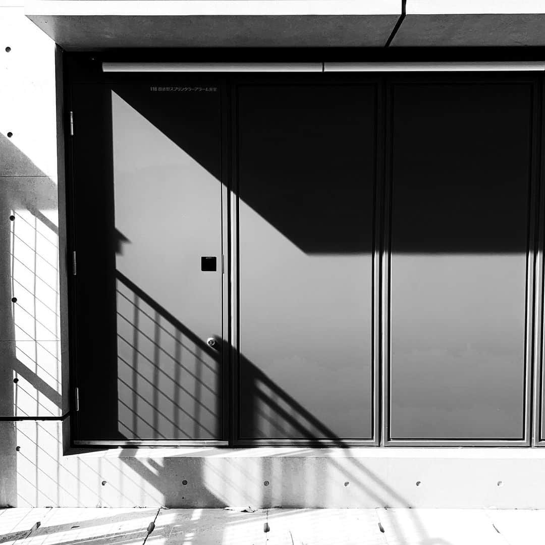 naotakeのインスタグラム：「斜光 - Slanting rays / iPhone XR + Snapseed, 20190903 . . 家族の通院付き添い。深刻な話ではないが、病院に行くと、なぜかとても気疲れする。 . . #royalsnappingartists #infamous_family #rsa_main #infinity_photo_cult #2_fineart #jp_gallery #jp_gallery_bnw #trb_bnw #wp_bnw  #bnw_life #bnwlife_member #bnw_life_shots #bnw_captures #world_bnw #top_bnw #team_jp_ #team_jp_モノクロ #ig_energy_bw #ig_nihon #streetphotographybnw #igersjp #blackandwhite #bnw #bnwphoto #monochrome #bw #bnwphotography #ShotOniPhone #shotoniphoneXR」