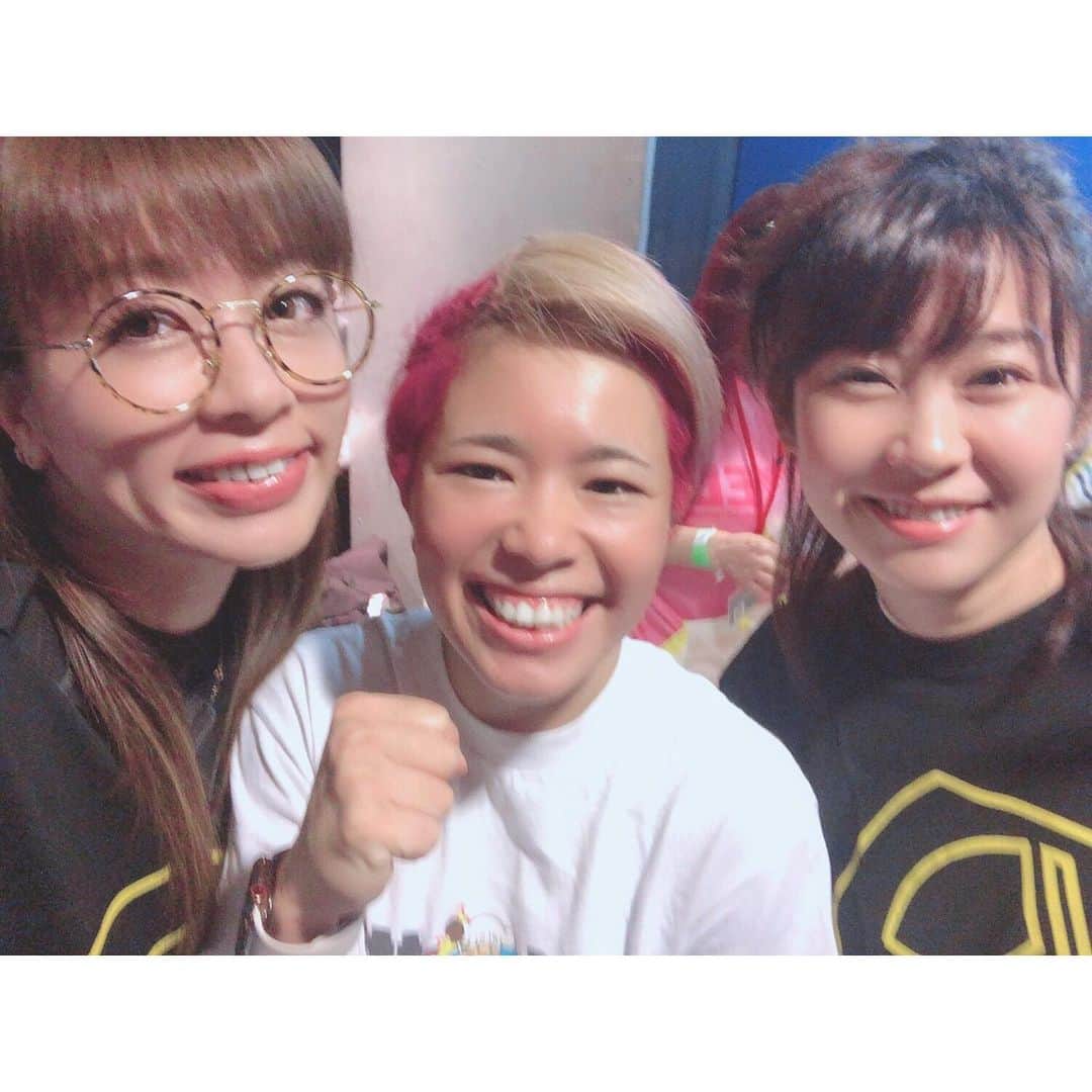 野崎鮎のインスタグラム：「‪大好きなゆうきちゃんと大好きな‬ ‪ #にっせー に逢いに行ってきた😘‬ ‪にっせーの試合初観戦🥊‬ ‪緊張と興奮で涙腺崩壊😂‬ ‪プロ初勝利おめでとー‼️‼️‼️‬ ‪腕十字、レフェリーストップ‼️ めっちゃかっこよかった✨‬ キラキラしてた✨ ‪最高の戦いを見せてくれてありがと♥️‬ にっせーの試合見れたことも嬉しいけど、 何よりも逢いたかった♥️ 顔見た瞬間に涙が溢れた😂 出逢ってくれてありがとう🙏😌 ‪遠く離れていても家族ょ♥️‬また逢えるのを楽しみにしているねっ♥️ にっせーが必死に戦ってる最中3人で過ごした最高に幸せな沖縄を思い出して心がぎゅーってなっていたことは内緒🤫❤︎❤︎❤︎ @o_nisse_ ‪  #deepjewels25 #勝利 #愛しい人  #いちゃりばちょーでー #沖縄 ‬ #iloveyou #dayoff #応援 #family #bestfriend」