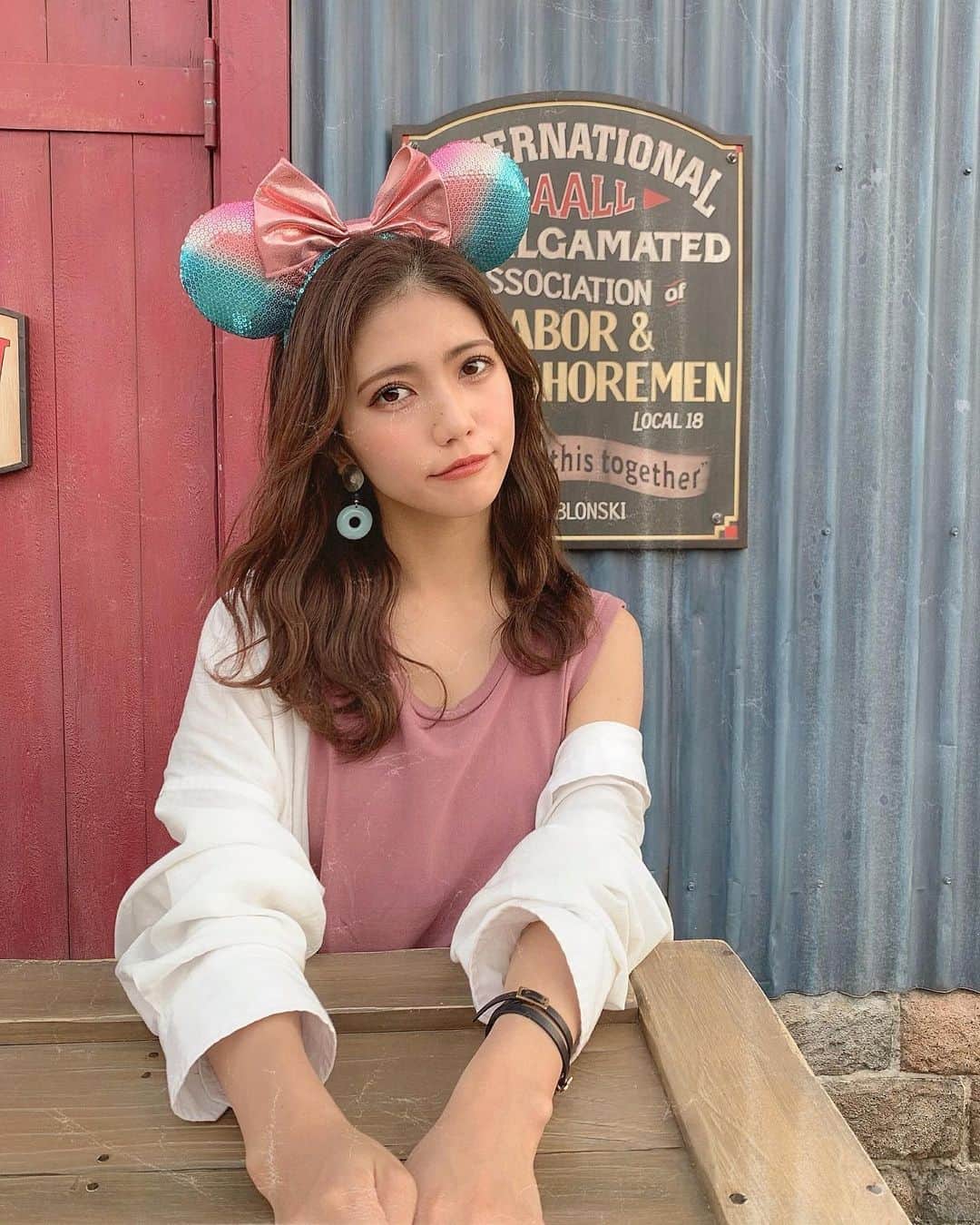 のインスタグラム：「🐭🏰♥️ ＊ 写真整理してたら出てきた、 この前のディズニーの 載せ忘れた写真を今更(笑) ＊ 来月もディズニー行くんだ〜🤭🧡 ＊ ＊ ＊ #ディズニー #ディズニーシー #アリエルカラー #ミニーカチューシャ #Disney #Disneysea #like #instagood #marika_trip」