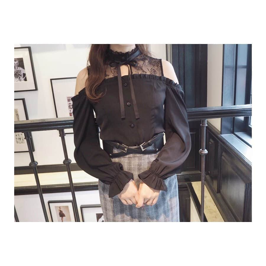 EATMEさんのインスタグラム写真 - (EATMEInstagram)「9.2 update... #EATME #SEPTEMBER #NEW #ITEM #🌹 ベルト、バッグ➡︎発売中 ブラウス、スカート➡︎ 9.3発売予定(原宿本店・梅田エスト店)、9.5発売予定(WEB STORE) ブーツ➡︎9月発売予定 ソックス➡︎参考商品 . TOP画面のURLからEATME WEB  STOREをCHECK💁🏻‍♀️ @eatme_japan . レースコンビオープンショルダーブラウス（ #BLOUSE ） ¥9,000（＋tax） COLOR🎨:BLK.O/WHT.BLU SIZE📐:FREE . ヘムダブルチュールレーススカート（ #SKIRT ） ¥9,000（＋tax） COLOR🎨:MIX.PPL.BLK SIZE📐:S.M . フェイクレザークロスベルト（ #BELT ） ¥4,600（+tax） COLOR:BLK , ヴィンテージBOXBAG（ #BAG ） ¥9,250（＋tax） COLOR🎨:BLK.PNK . メニーベルトニットショートブーツ（ #BOOTS ） ¥13,880（+tax） COLOR🎨:BLK.O/WHT SIZE📐:S（22.5cm) M（23.5cm）、L（24.5cm） . #EATME_COORDINATE #eatmejapan #イートミー #fetishmode #2019aweatme #VINTAGEAFTERNOONTEA #益若つばさ #tsubasamasuwaka #fashion #japan #tokyo #harajuku #osaka #umeda #原宿 #大阪 #梅田エスト #instagood #like4like」9月2日 19時01分 - eatme_japan