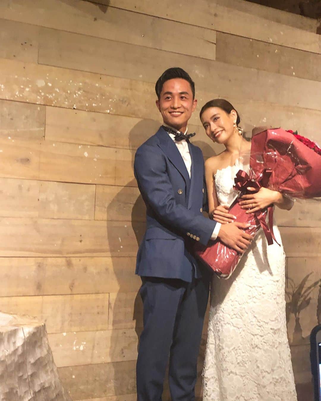 湯浅喬子のインスタグラム：「Happy wedding @tucha_k 🌹 . 二人とも最高にいい笑顔😆 . 顔から滲み出るハッピーオーラ に沢山の幸せをこっちが貰った♡ . いつまでもステキな家族でいて下さい✨ . #happy#wedding#love #tsubasa♥️」