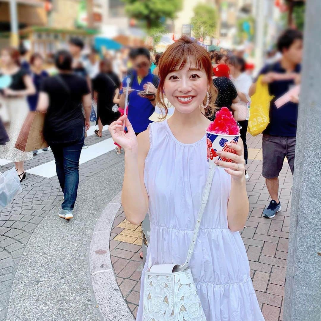 水野佐彩さんのインスタグラム写真 - (水野佐彩Instagram)「・ 夏の思い出 手を繋いで〜🐷💗🍧 みんなは何味が好き？ 私はいちごシロップ🍓一択🍓🍓🍓 (ちなみに練乳はいらないですw) #夏の思い出 #麻布十番祭り #かき氷 #いちご味のかき氷 #ミラクル #お祭りデート #キラキラあなたがまぶしくて #いつから恋が始まったの」9月2日 19時01分 - saaya_mizuno