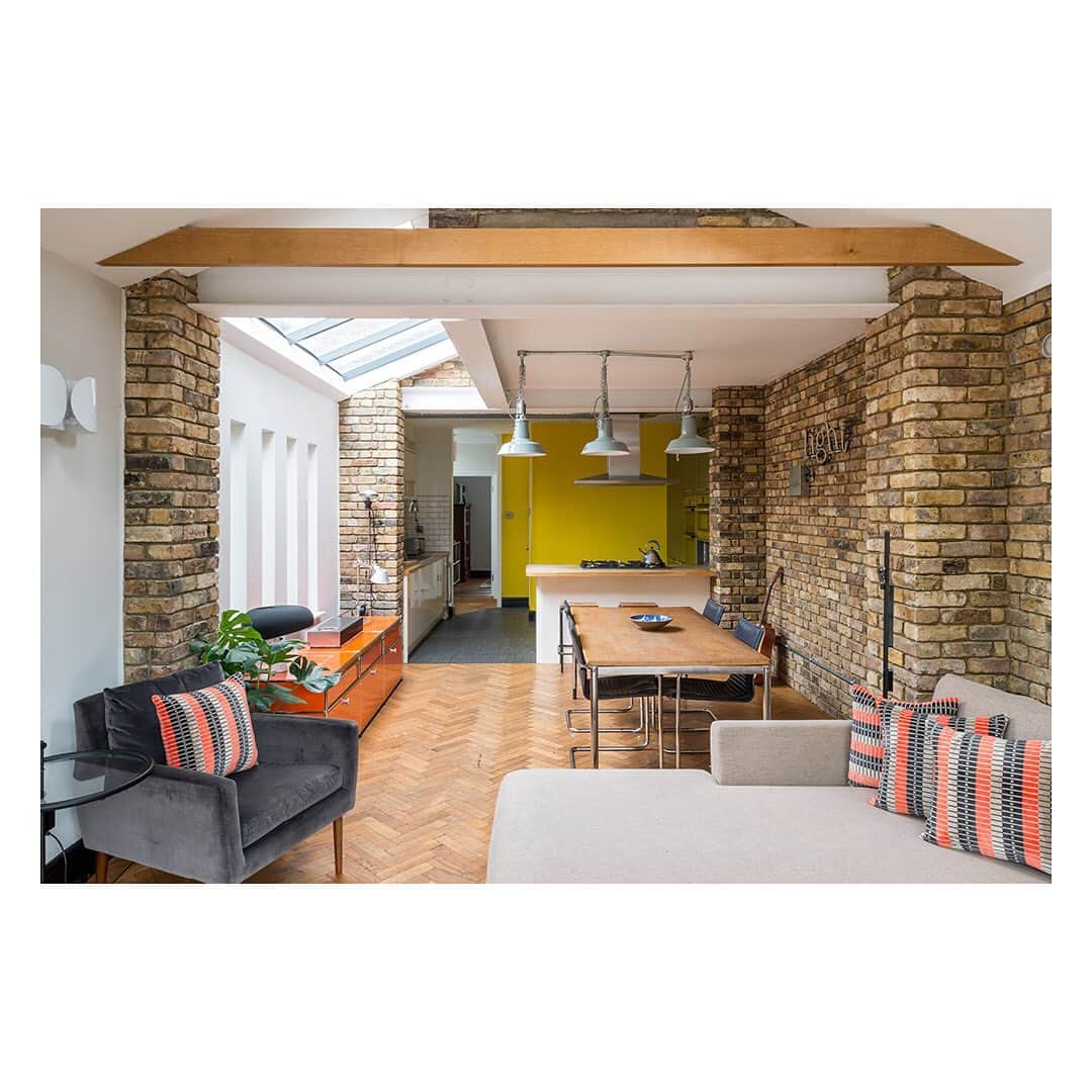 The Modern Houseさんのインスタグラム写真 - (The Modern HouseInstagram)「#forsale Back to Brick: a reimagined Victorian home in Wimbledon. Link in our bio for the sales listing.」9月2日 19時11分 - themodernhouse