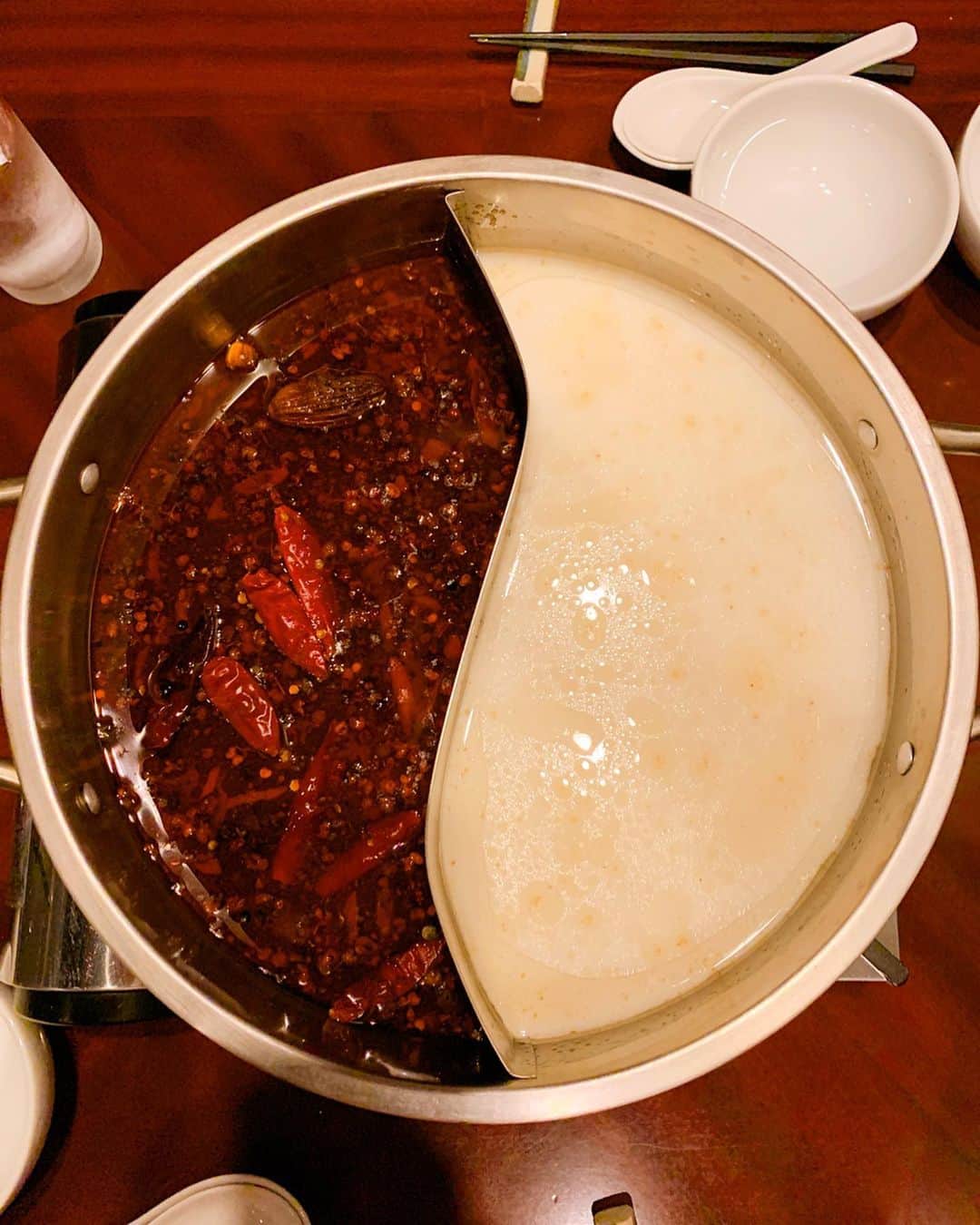濱野りれさんのインスタグラム写真 - (濱野りれInstagram)「Hotpot 'Mita' Red soup was spicy(As you can see) and could hardly be drunk, but white one was drunk like juice!! It wat good season to go, because it is going to be harder to make reservation in coming season. - 火鍋 '三田' 正宗四川火鍋専門店は日本でまだ少ないんだって😇💗 麻辣スープは辛くてほとんど飲めなかったけど白湯スープのスパイスは絶妙すぎてぐびぐび飲めた💗 秋の先取りで松茸も追加して🍂 寒い季節になると予約とれなくなるらしくてこの季節に行けてよかった〜🧚‍♀️✨ - #hotpot#sichuanfood#sichuancuisine#tokyoeats#shirogane#tokyogourmet  #白金#白金高輪#食べ歩き#火鍋#四川料理#美食#中国料理#火鍋三田 -」9月2日 19時06分 - riregram