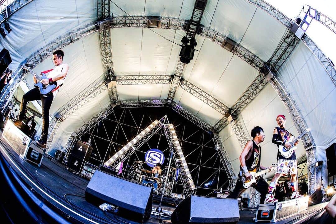 Kuboty のインスタグラム：「2019夏の怒涛のライブ連を無事完走🙌﻿ ﻿ 8/22 UKFC(TF)﻿ 8/23 ワイバン(モンパチ)﻿ 8/25 モンバス(モンパチ)﻿ 8/29 新潟(TF)﻿ 8/31 沖縄(モンパチ)﻿ 9/1 ラブシャ(TF)﻿ ﻿ よく頑張ったので暴飲暴食します🍜🍗🍔🍦🍓 ﻿ ﻿ 次は9/8TRESURE05、TOTALFATとして最後の夏フェスシメたろ！！！﻿ ﻿  写真はSPACE SHOWER TV 30TH ANNIVERSARY SWEET LOVE SHOWER 2019﻿ ﻿ Photo by 渡邉一生﻿ #ラブシャ #スペシャ」
