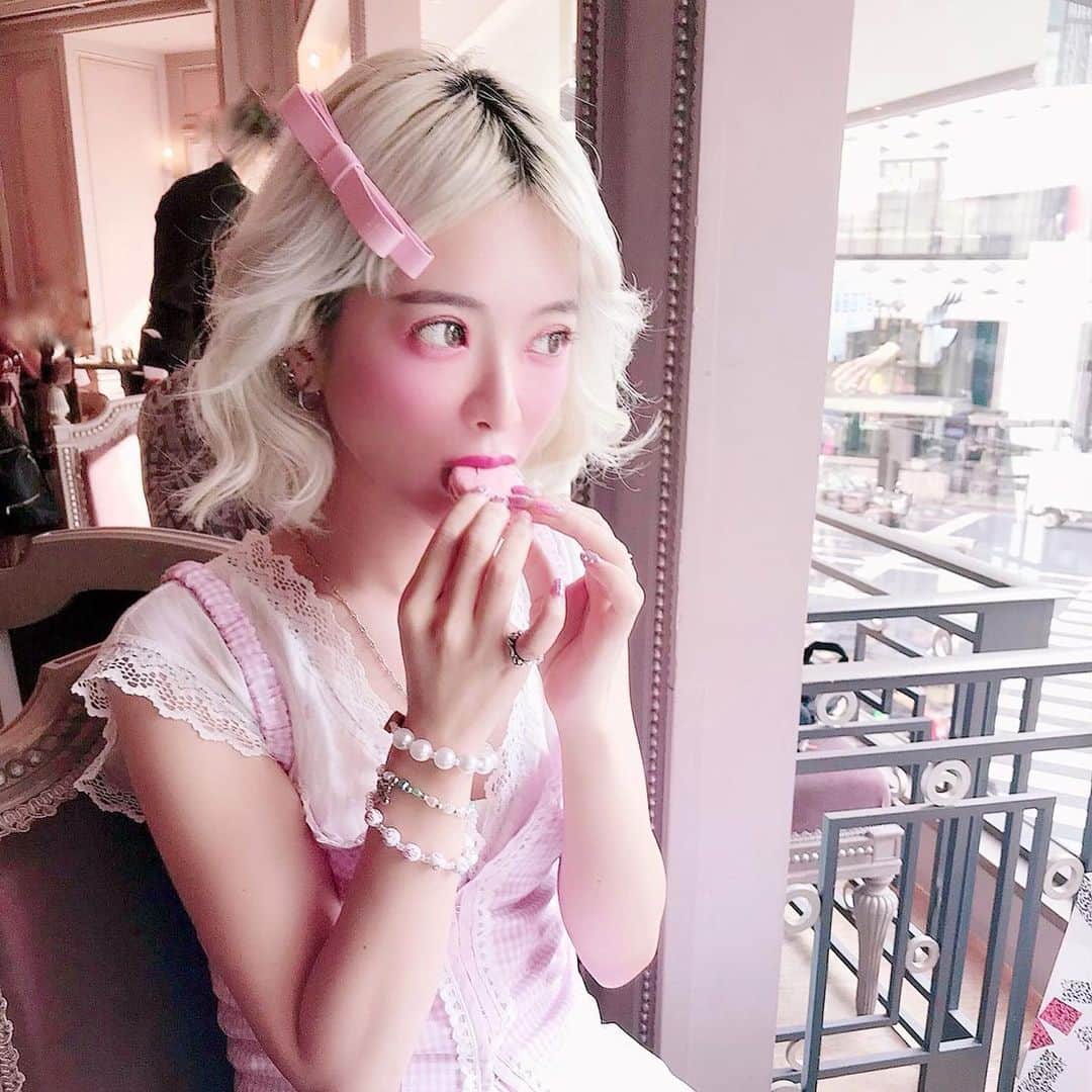 大石蘭さんのインスタグラム写真 - (大石蘭Instagram)「菜奈ちゃんと久々にデートした❤︎ 銀座三越で #高橋真琴展 を見たので 帰りにラデュレに寄ったら 銀座のど真ん中を見下ろせる最高の席に座らせてもらえた👼🏻 最近始まったノンアルコールカクテルで乾杯🥂 菜奈ちゃんのはイスパハン 私のは、蘭の花のシロップが入ってると聞いて迷わず頼んだもの🥺 トロピカルなフルーツのお味に あとからふわっと、蘭の花束に顔をうずめたような香りが…💖 これは勝手に私のカクテルということにする… . 9/21に控えたBad Grrrls’ Night Outのこととか 仕事の話とかのはずが いつのまにか「愛とは…」「地獄とは…」みたいな話になってました。 . . #銀座 #ラデュレ #銀座三越 #北出菜奈 #銀座カフェ #ginza #laduree #ladureecafe」9月2日 19時20分 - wireless_ran