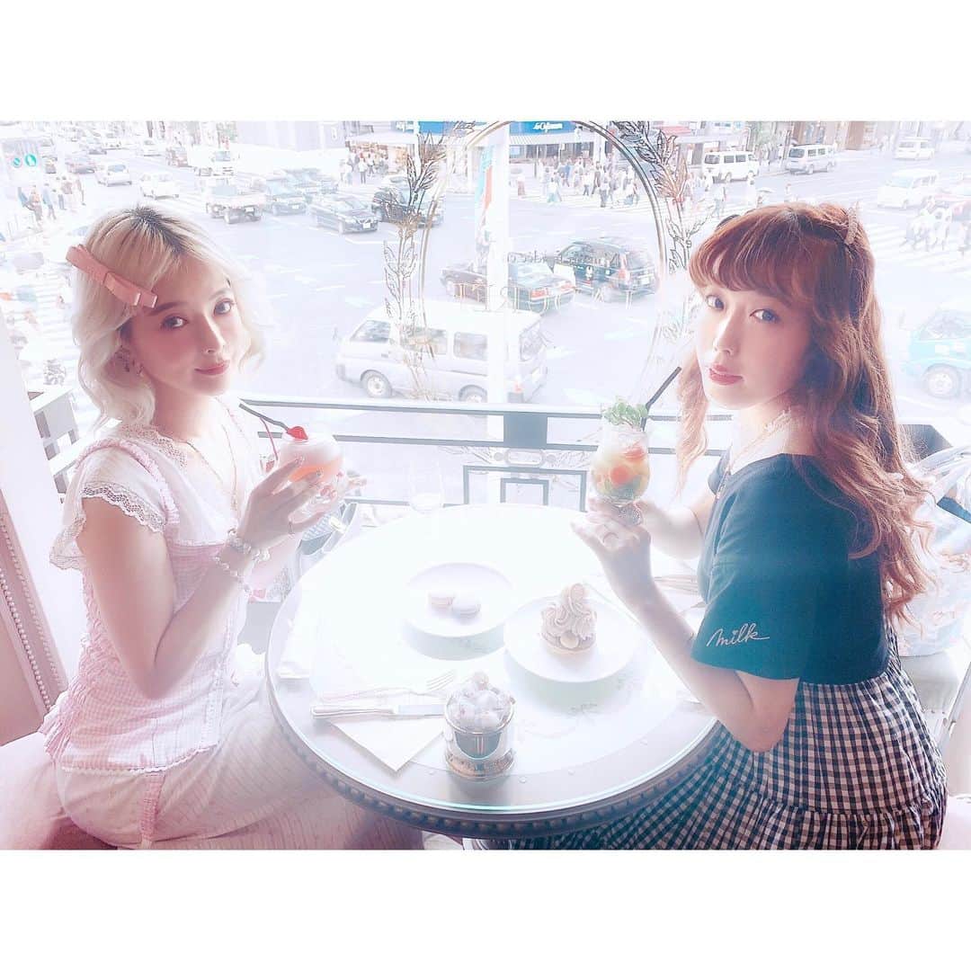 大石蘭さんのインスタグラム写真 - (大石蘭Instagram)「菜奈ちゃんと久々にデートした❤︎ 銀座三越で #高橋真琴展 を見たので 帰りにラデュレに寄ったら 銀座のど真ん中を見下ろせる最高の席に座らせてもらえた👼🏻 最近始まったノンアルコールカクテルで乾杯🥂 菜奈ちゃんのはイスパハン 私のは、蘭の花のシロップが入ってると聞いて迷わず頼んだもの🥺 トロピカルなフルーツのお味に あとからふわっと、蘭の花束に顔をうずめたような香りが…💖 これは勝手に私のカクテルということにする… . 9/21に控えたBad Grrrls’ Night Outのこととか 仕事の話とかのはずが いつのまにか「愛とは…」「地獄とは…」みたいな話になってました。 . . #銀座 #ラデュレ #銀座三越 #北出菜奈 #銀座カフェ #ginza #laduree #ladureecafe」9月2日 19時20分 - wireless_ran