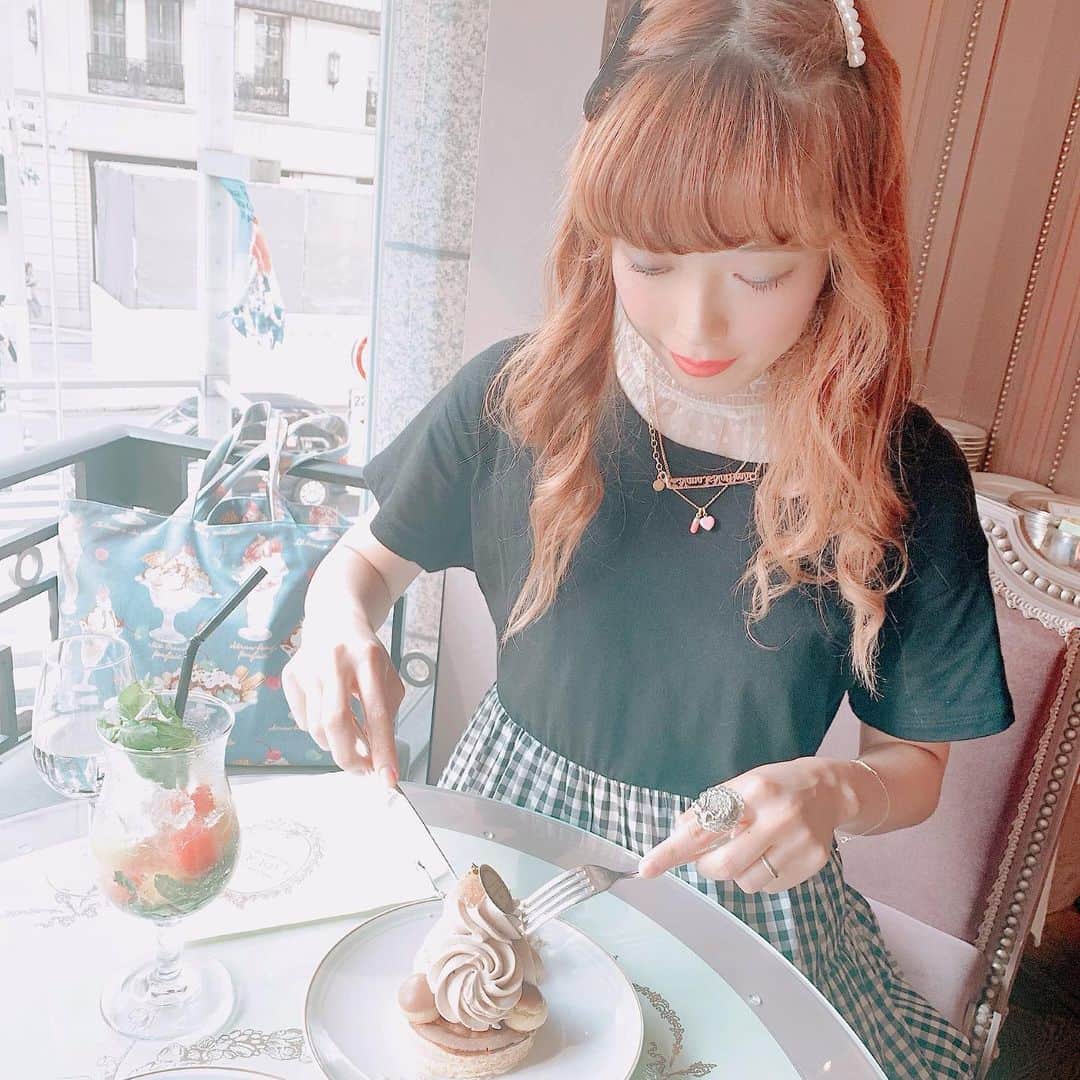 大石蘭さんのインスタグラム写真 - (大石蘭Instagram)「菜奈ちゃんと久々にデートした❤︎ 銀座三越で #高橋真琴展 を見たので 帰りにラデュレに寄ったら 銀座のど真ん中を見下ろせる最高の席に座らせてもらえた👼🏻 最近始まったノンアルコールカクテルで乾杯🥂 菜奈ちゃんのはイスパハン 私のは、蘭の花のシロップが入ってると聞いて迷わず頼んだもの🥺 トロピカルなフルーツのお味に あとからふわっと、蘭の花束に顔をうずめたような香りが…💖 これは勝手に私のカクテルということにする… . 9/21に控えたBad Grrrls’ Night Outのこととか 仕事の話とかのはずが いつのまにか「愛とは…」「地獄とは…」みたいな話になってました。 . . #銀座 #ラデュレ #銀座三越 #北出菜奈 #銀座カフェ #ginza #laduree #ladureecafe」9月2日 19時20分 - wireless_ran