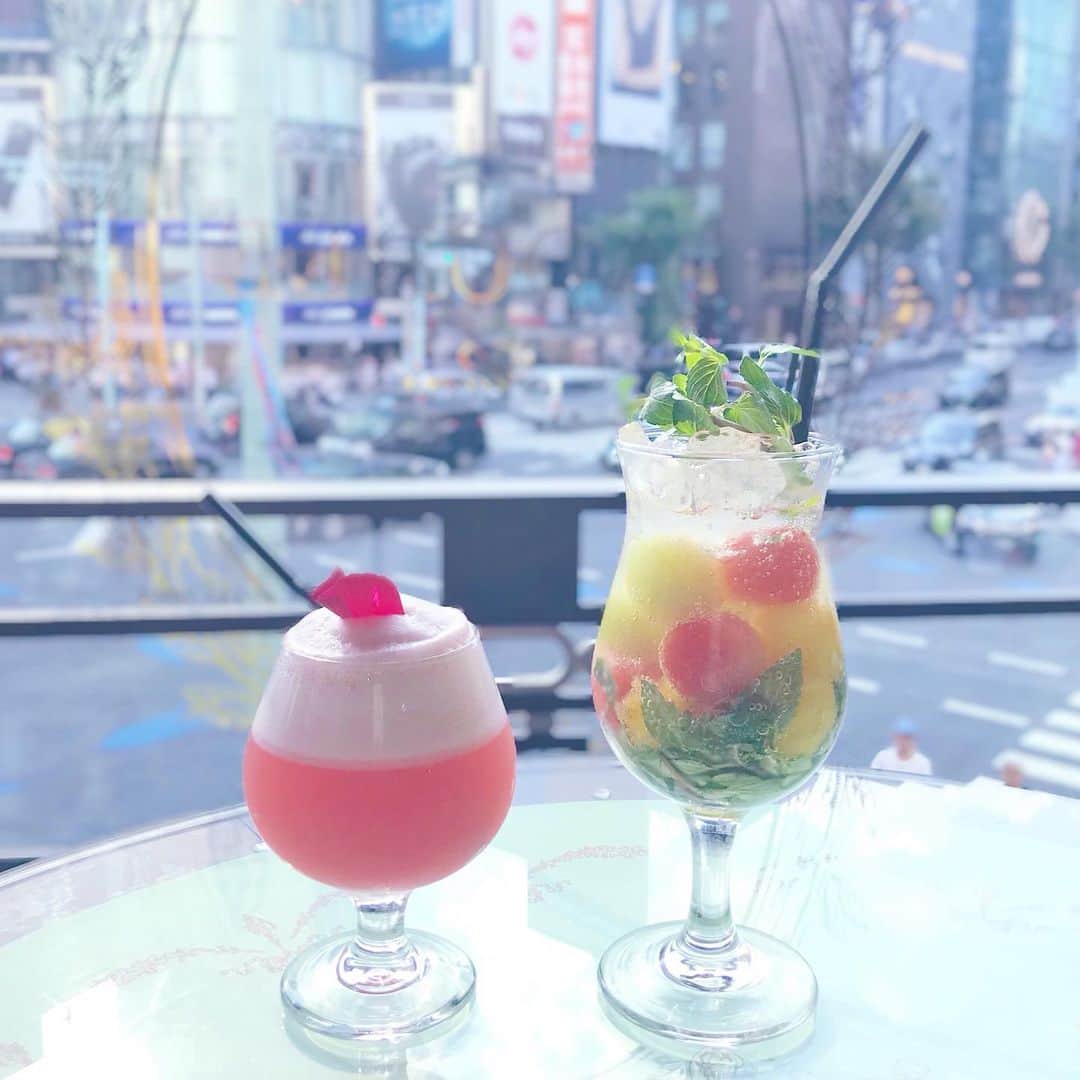 大石蘭さんのインスタグラム写真 - (大石蘭Instagram)「菜奈ちゃんと久々にデートした❤︎ 銀座三越で #高橋真琴展 を見たので 帰りにラデュレに寄ったら 銀座のど真ん中を見下ろせる最高の席に座らせてもらえた👼🏻 最近始まったノンアルコールカクテルで乾杯🥂 菜奈ちゃんのはイスパハン 私のは、蘭の花のシロップが入ってると聞いて迷わず頼んだもの🥺 トロピカルなフルーツのお味に あとからふわっと、蘭の花束に顔をうずめたような香りが…💖 これは勝手に私のカクテルということにする… . 9/21に控えたBad Grrrls’ Night Outのこととか 仕事の話とかのはずが いつのまにか「愛とは…」「地獄とは…」みたいな話になってました。 . . #銀座 #ラデュレ #銀座三越 #北出菜奈 #銀座カフェ #ginza #laduree #ladureecafe」9月2日 19時20分 - wireless_ran