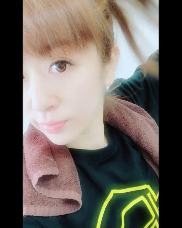 野崎鮎のインスタグラム：「#パーソナルトレーニング で沢山汗かいて 気持ちの良い #dayoff ❤︎ 自分の体と向き合う😌 1日2リットルの水を飲むように心がけてる。 1日2リットルって大変🥴 でもお肌綺麗になってきた気がする♥️ #無理せず  #楽しく #頑張る #自分の為 に◡̈ #体の中から綺麗に ✨ #jewelbodymake #ジュエルボディメイク #筋トレ #筋トレ女子 #池袋 #personaltraining #personaltrainer」