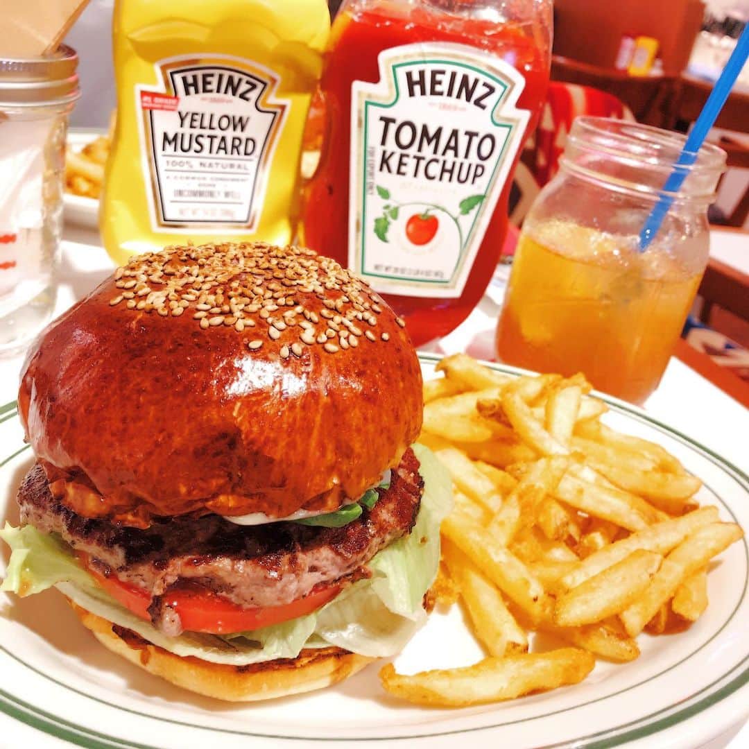 のインスタグラム：「🍔🥓🍅🧀🍒🍴🍿🇺🇸💕 #LUMINEEST #THESMILE #F7 #avocadoburger #american #arnoldpalmer」