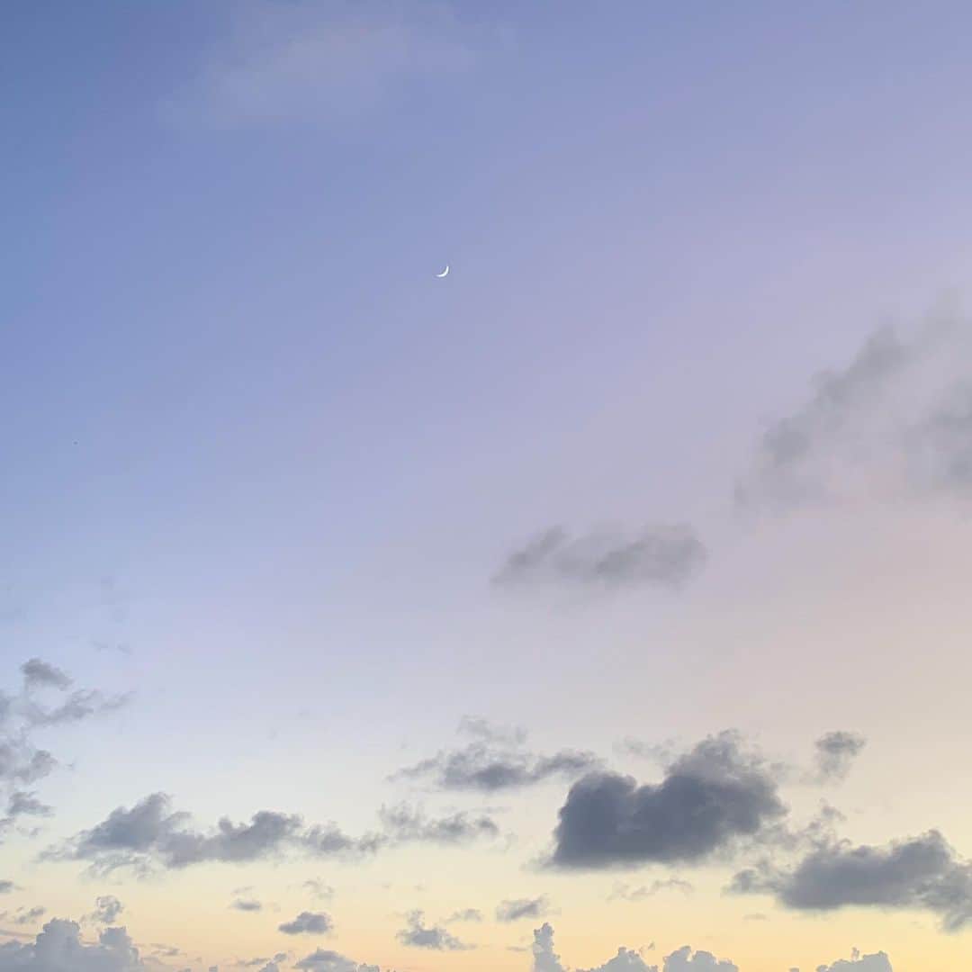 be-o編集部のインスタグラム：「夕焼け空に三日月🌙 今日も一日お疲れ様でした💕  明日もhappyになあれ☆  @beo.okinawa  #beo #beookinawa #ビオ #okinawa #沖縄 #フリーペーパー #freepaper #ファッション #イベント情報 #グルメ」