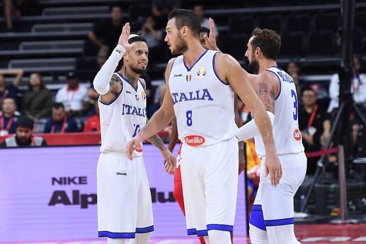 ダニーロ・ガリナリのインスタグラム：「🇮🇹🤝 Tutto sotto controllo #Italbasket #NothingButAzzurri #FIBAWC」