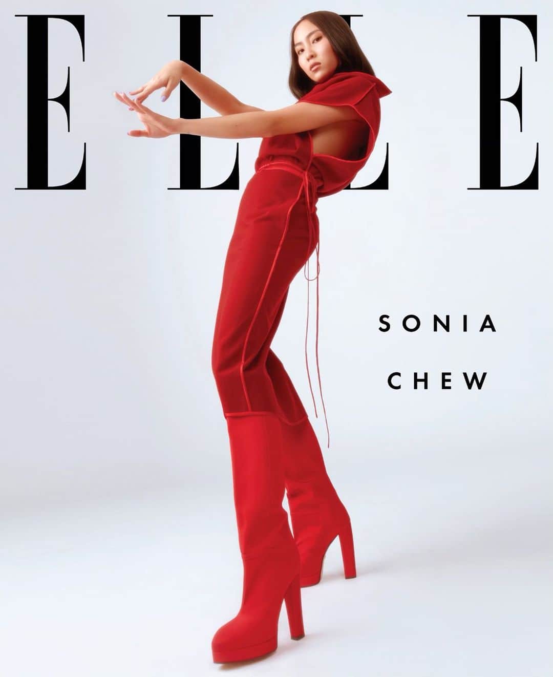 ソニアのインスタグラム：「Hello September! 🍒 In this issue, I share a thing or two about the challenges in this industry and what mindset I adopt to overcome them. Spot me in this month’s issue alongside other amazing industry power players. Thank you for having me @ellesingapore! It’s always a pleasure working with a team I vibe with 🖤  p.s I did not grow taller overnight, it’s the amazing work of @joellowphotography 🤣 I’m still pretty smol...」