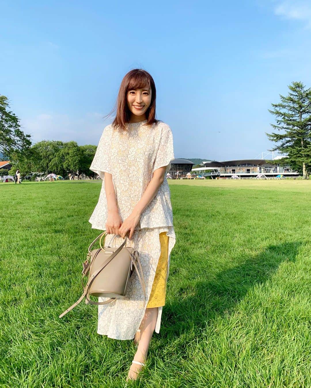 小林真由のインスタグラム：「⋆﻿ ⋆﻿ 今日から新生活🌞﻿ 8月バタバタ過ごしたなぁ〜﻿ ﻿ 軽井沢のアウトレット、﻿ 自然がいっぱいで好きです🌽﻿ setup: #lecielblue﻿ sandal: #prada﻿ bag: #vioradoro﻿ charm: #seebychloe (GA!から数年前にもらったプレゼント😍) ﻿ ﻿ 3枚目は家でも旅行でも大活躍の﻿ 西川の#やわらかケット ！﻿ @misatokowaki さんプロデュースの﻿ ガーゼケットで感動するほどの柔らかさ。﻿ 娘もお気に入りでよく包まってます♡ 洗ってもすぐ乾くから有難い🧡﻿ 小脇さんが手がけるものは 何でも素敵です🥺 ﻿ #ファッション #コーデ #ママコーデ #ママライフ #コーディネート #夏服  #軽井沢 #西川 #ブランケット #ベビー用品 #生後9ヶ月 #ベビー #女の子 #coordinate #fashion ﻿」