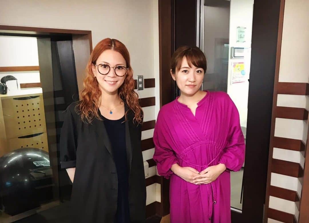 小柳ゆきのインスタグラム：「TokyoFM 「高橋みなみのこれから、何する？」にゲスト出演 高橋みなみさん、とっても小柄で可愛らしい方でした😊 . . もうすぐ配信開始の日が近づいてまいりました🤩 という事で9/3の23:55辺りから、インスタライブでカウントダウンなんぞやってみようと思っちょります。 遅い時間だし、インスタライブなんてちゃんとやった時ない不慣れな奴ですが、お付き合い頂ける方は遊びに来てね🥺 . .  さあ、今日も間違わない様にカウントダウン行きましょう！！！ . 「Prelude」配信リリースまであと... ‼️2日‼️ . . #高橋みなみ さん #小柳ゆき」