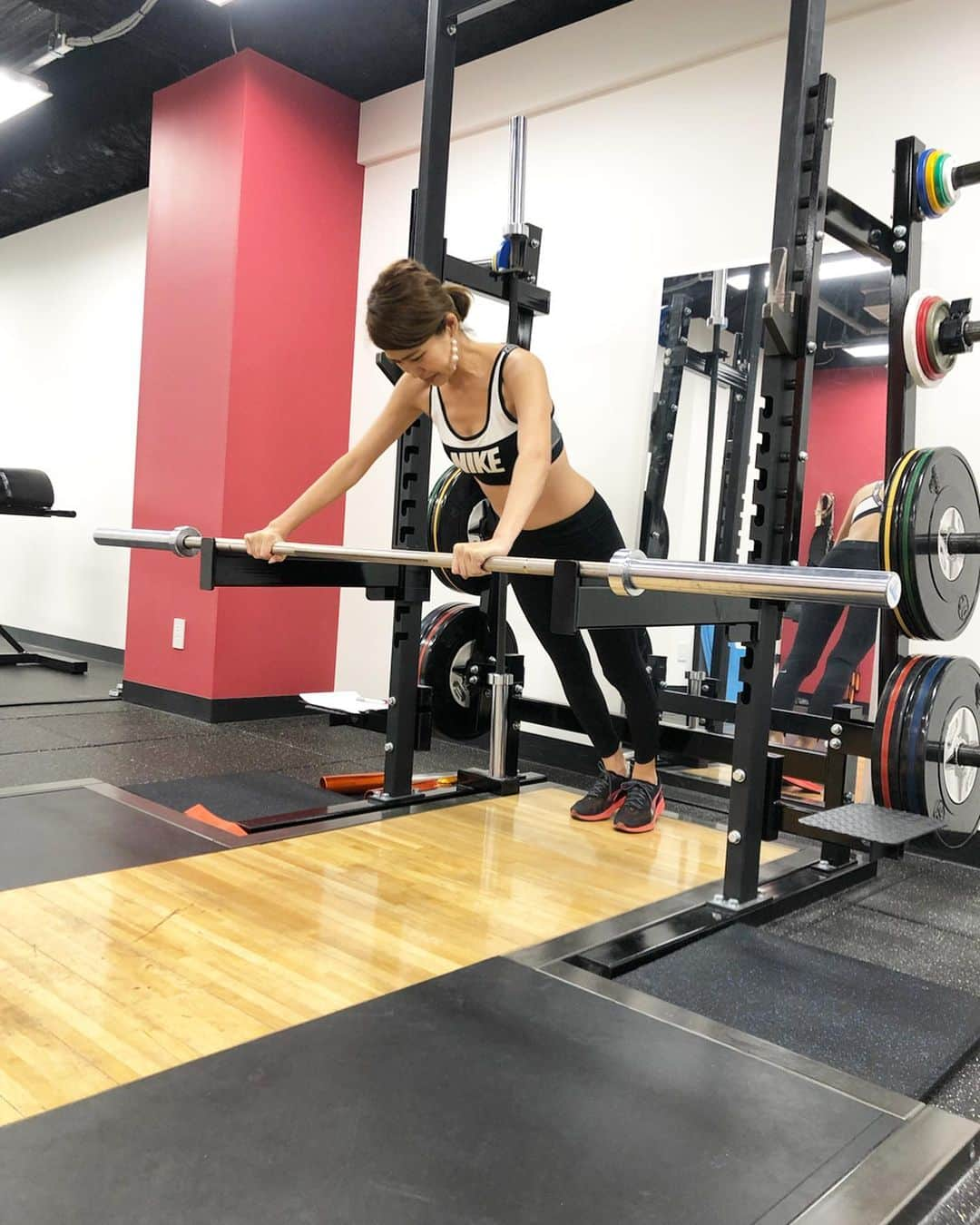 坂元美香さんのインスタグラム写真 - (坂元美香Instagram)「本気でやばいのでまた再開🏋️‍♀️またまた1ヶ月半ぶりのジム。何持っても重い！何やっても辛い！筋力衰えすぎ。この夏 体重は変化してないのに、痩せた痩せたと言われてばかりで、そう言われる度に気分落ちてばかりでした。そう、ジムへ行かないと身体が萎んで痩けて行くのです😂ホント厄介な体質。気がついたらお尻は垂れ、手脚は牛蒡のように…。鏡越しに自分の身体見てちょっと深刻に笑えない状態だわ💦せっかく3年続けて来たのだからまた週一で頑張ろうと思います！✊ . #beat #ビート #外苑前beat #外苑前 #パーソナルトレーニング #パーソナルトレーニングジム #training #トレーニング #ジムトレ #workout #ワークアウト#weighttraining #ウエイトトレーニング #筋トレ女子 #逆ダイエット #坂元のジムトレ成果 #体重増やしたい」9月2日 19時29分 - mika_saka