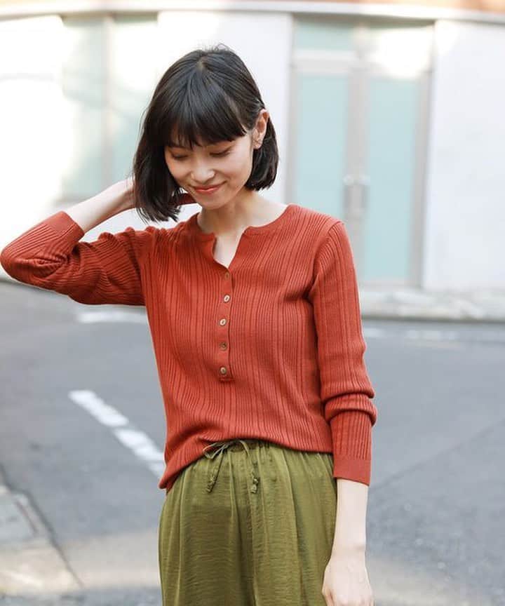 LAKOLE / ラコレさんのインスタグラム写真 - (LAKOLE / ラコレInstagram)「#LAKOLE_WOMENS . − NEW ARRIVAL −﻿ リブ編みに仕上げたニットプルオーバー。﻿ ほどよくボディラインに沿ったシルエットがキレイで、女性らしさを引き立ててくれます。﻿ ネックはスッキリとした印象のヘンリータイプで、カジュアルな雰囲気に。﻿ ﻿ ✔︎ 12Gランダムリブヘンリーネックニット (845176) ¥2,400+tax﻿ ﻿ ﻿ #LAKOLE #ラコレ #アレもコレもラクに #knit #リブニット #秋色 #カジュアルコーデ #シンプルコーデ #秋コーデ #ブラウンニット #ブラウンコーデ #今日のコーデ #womens」9月2日 19時23分 - lakole_official