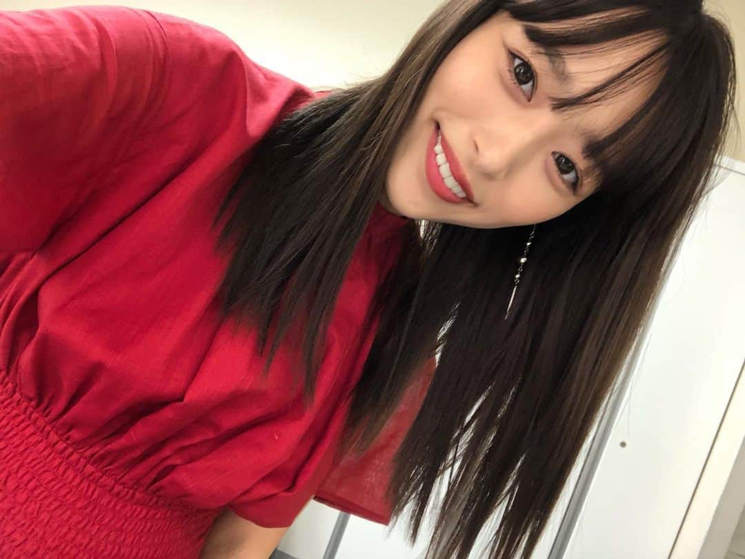 近藤千尋のインスタグラム：「最近自撮りをしていると 十愛も撮る~🙋‍♀️‼️‼️と ドアップで割り込む娘😂✨ ポーズなんかして🥺笑 今日もありがとうね💓  #お仕事終わりに廊下を走って #迎えにきてくれるのは嬉しいけど #必ず一回はコケる #ズコーーーー 🤣」