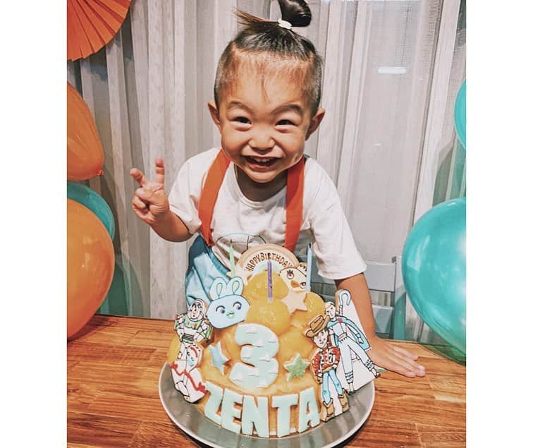 -LIFE IS FUN-さんのインスタグラム写真 - (-LIFE IS FUN-Instagram)「⋒8/4⋒ 🎉🧡👶🏽💚 3歳はケーキ🎂が嫌いな善太の為に オレンジシャーベットケーキを🍊🧡 乳製品全般嫌いだから→👦🏽 どうしようか悩んだ末オレンジシャーベット 大好きだから思い切って初チャレンジ✊🏽🔥 失敗せずに何とか形になってホッと😩🧡 本人はこの通り喜んでくれて更にホッと😩🧡 みんな美味しい〜と食べてくれて良かった🤤🍊 可愛い可愛いクッキーを今年も飾って、、🌈✨ ケーキも善太も最高に可愛い〜😩🧡 🍪 @cookie_ya_sun まなみさん💘 今年も最高に可愛いクッキーを ありがとうございました😍🌈✨ オーダー再開してるみたいでっす👌🏽 やりきった感半端ない☺️🧡🧡🧡 来年は何のアイスケーキにしよかな🤤🎉 もうちょっと腕磨きしなきゃ👩‍🍳💪🏽 #2枚目の顔大好き #3歳になりました #可愛いしかない #愛してる #3year #birthday #birthdaycake #toystory #icecake #birthdayboy #family #familyphoto」9月2日 19時37分 - kiyoko1207