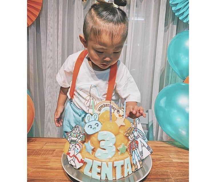 -LIFE IS FUN-さんのインスタグラム写真 - (-LIFE IS FUN-Instagram)「⋒8/4⋒ 🎉🧡👶🏽💚 3歳はケーキ🎂が嫌いな善太の為に オレンジシャーベットケーキを🍊🧡 乳製品全般嫌いだから→👦🏽 どうしようか悩んだ末オレンジシャーベット 大好きだから思い切って初チャレンジ✊🏽🔥 失敗せずに何とか形になってホッと😩🧡 本人はこの通り喜んでくれて更にホッと😩🧡 みんな美味しい〜と食べてくれて良かった🤤🍊 可愛い可愛いクッキーを今年も飾って、、🌈✨ ケーキも善太も最高に可愛い〜😩🧡 🍪 @cookie_ya_sun まなみさん💘 今年も最高に可愛いクッキーを ありがとうございました😍🌈✨ オーダー再開してるみたいでっす👌🏽 やりきった感半端ない☺️🧡🧡🧡 来年は何のアイスケーキにしよかな🤤🎉 もうちょっと腕磨きしなきゃ👩‍🍳💪🏽 #2枚目の顔大好き #3歳になりました #可愛いしかない #愛してる #3year #birthday #birthdaycake #toystory #icecake #birthdayboy #family #familyphoto」9月2日 19時37分 - kiyoko1207